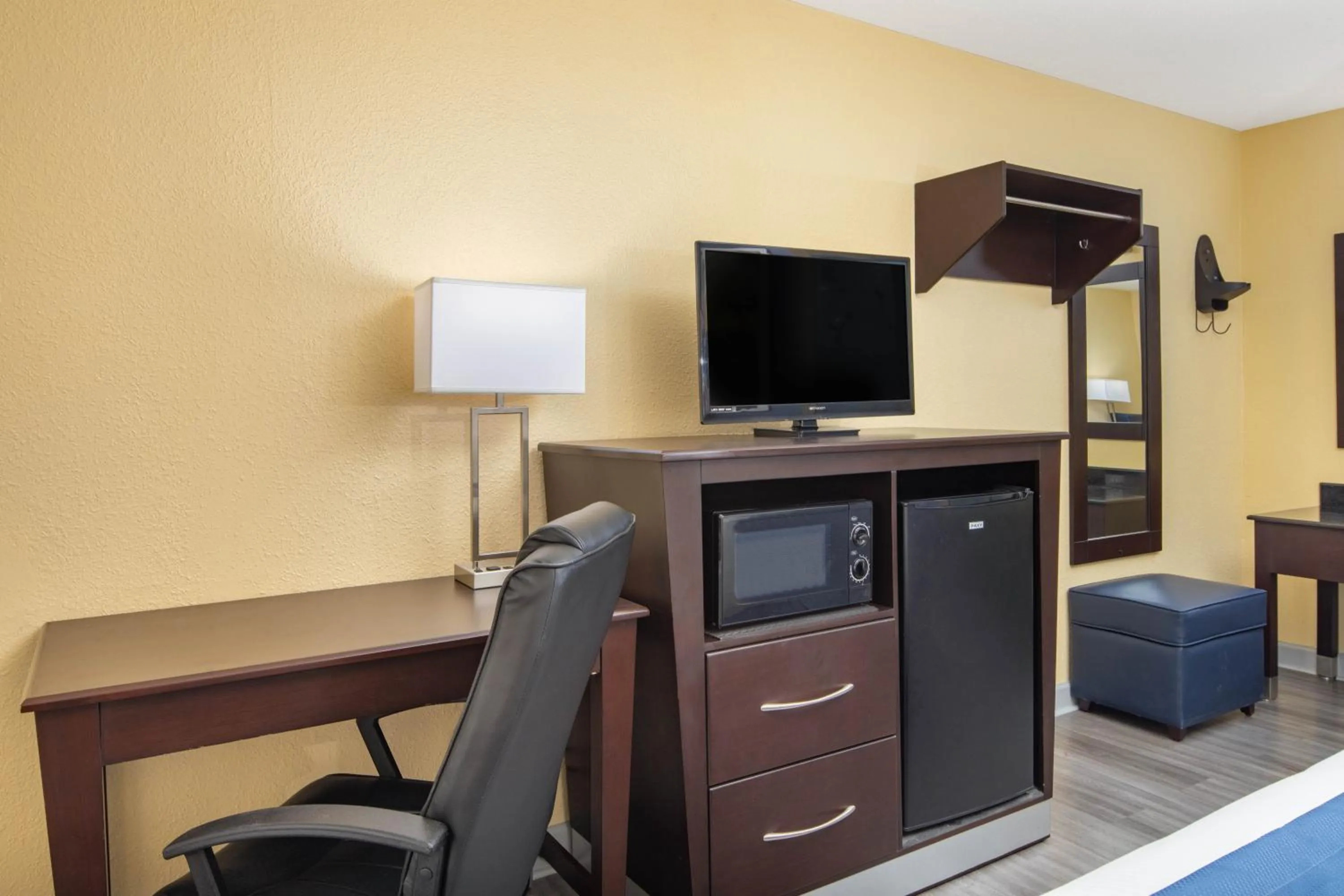 TV and multimedia in Days Inn by Wyndham Muscle Shoals