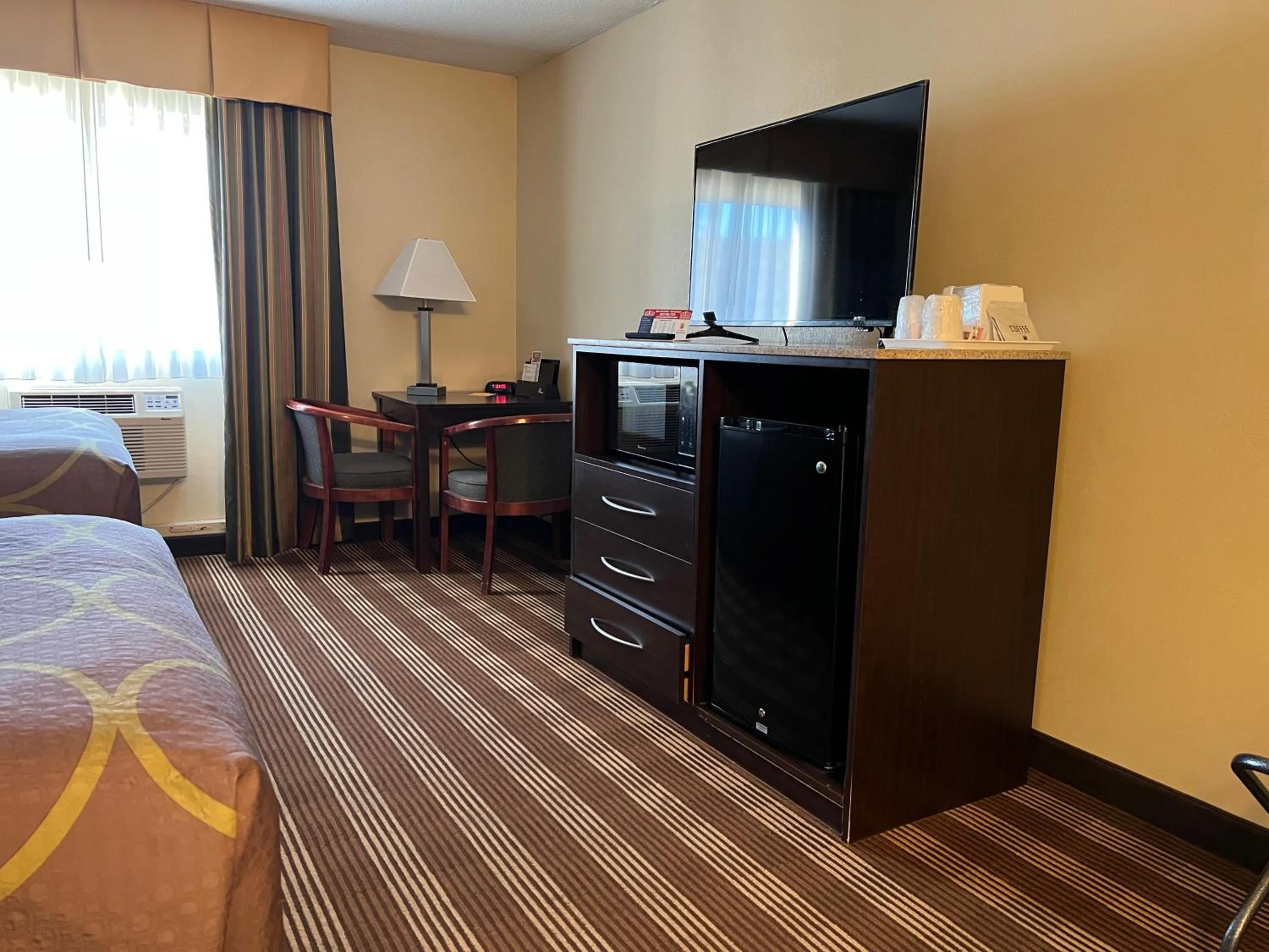TV and multimedia, Bed in Super 8 by Wyndham Bangor