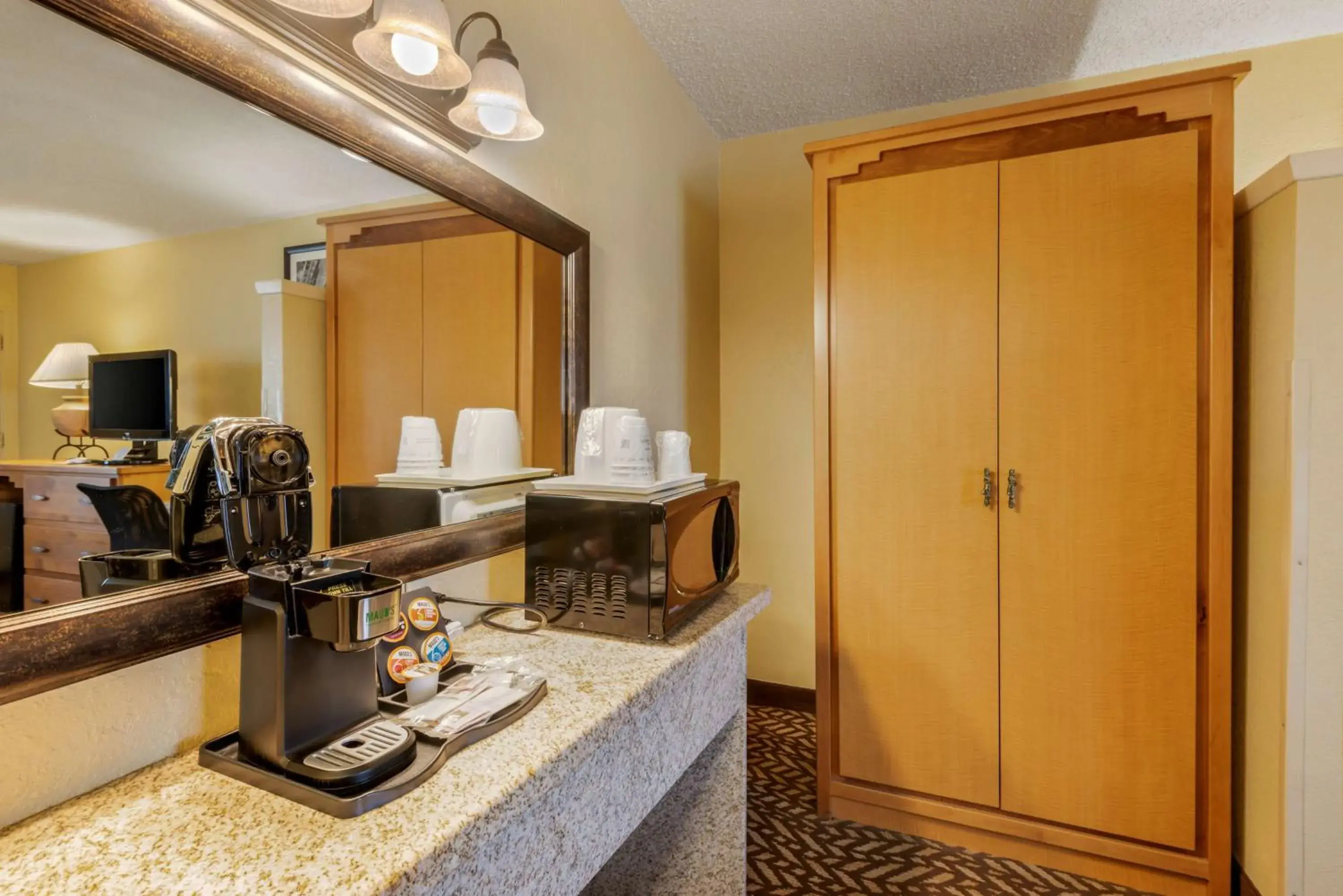 Queen Room - Non-Smoking in Best Western Turquoise Inn & Suites Queen Room - Non-Smoking in Best Western Turquoise Inn & Suites