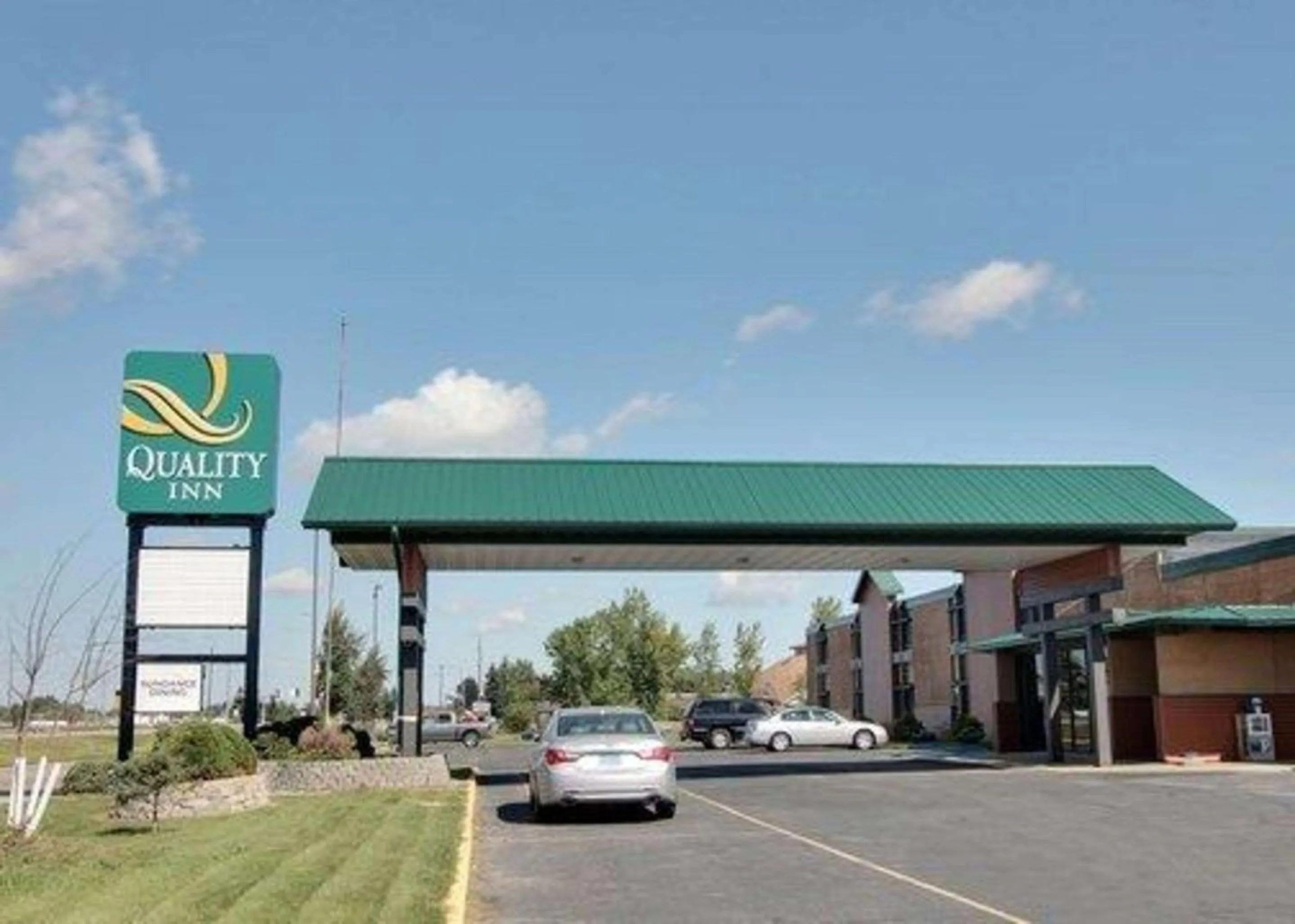 Property building in Quality Inn Thief River Falls
