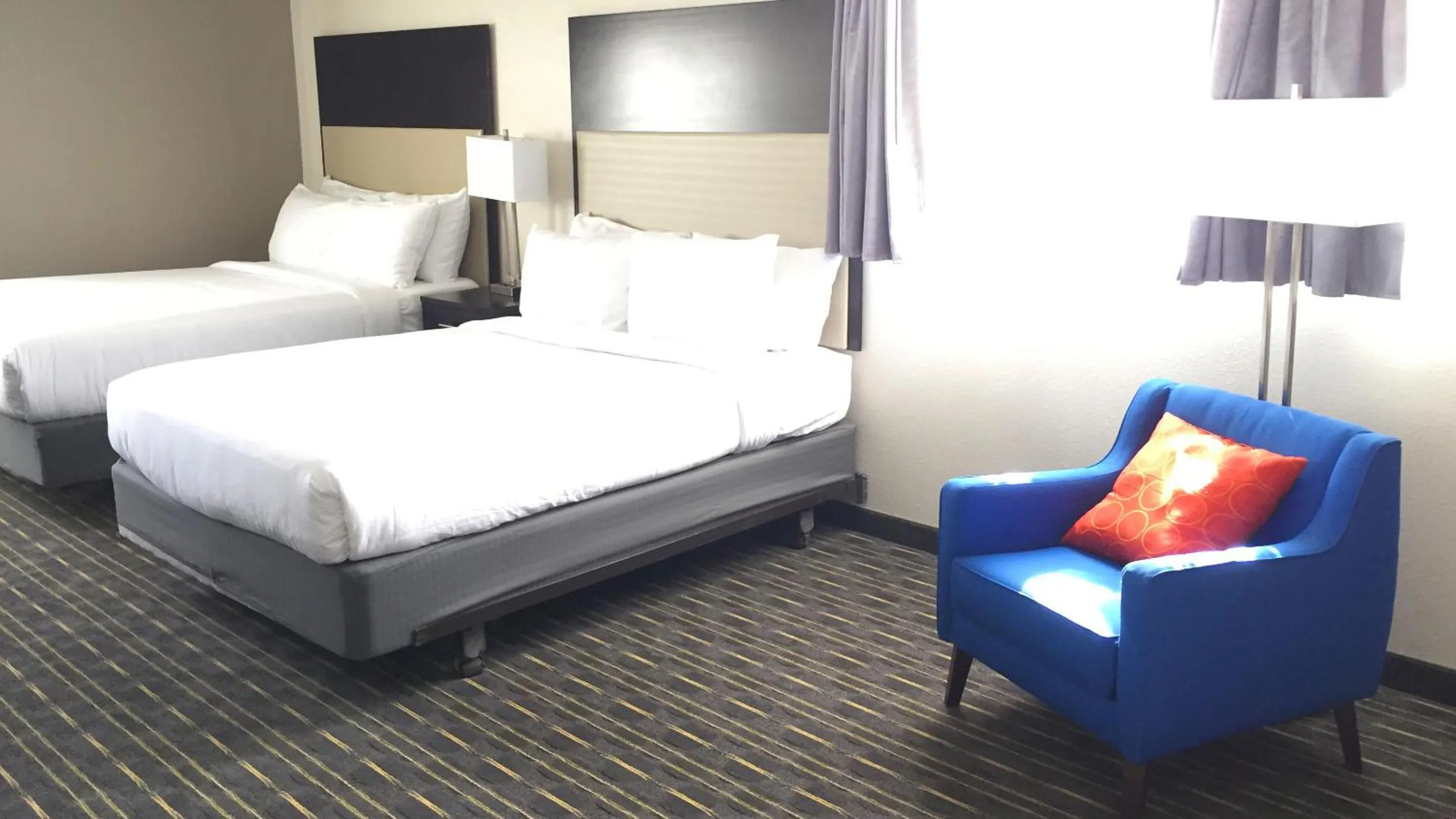 Bed in Comfort Inn & Suites Tigard near Washington Square