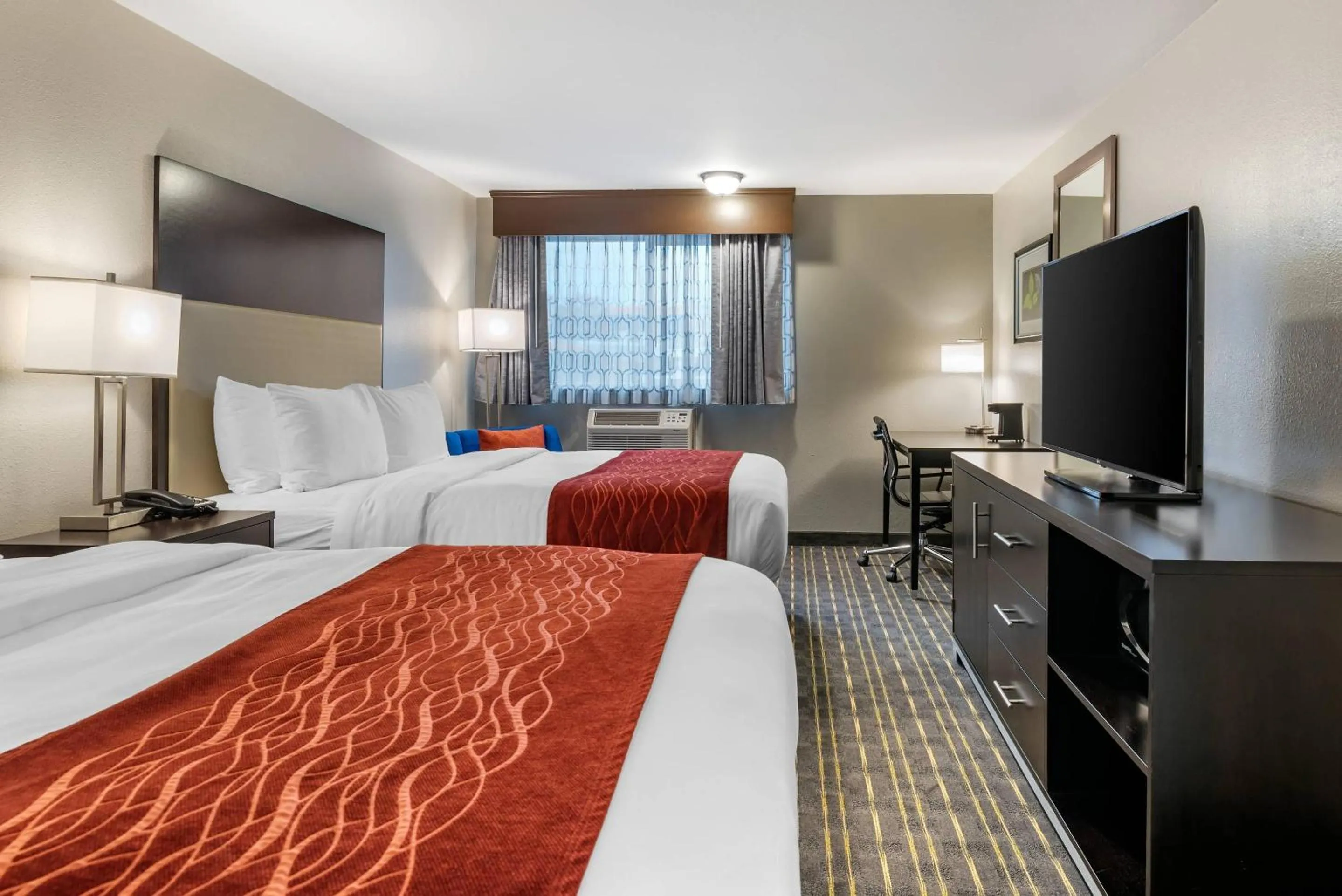 Bedroom, Bed in Comfort Inn & Suites Tigard near Washington Square