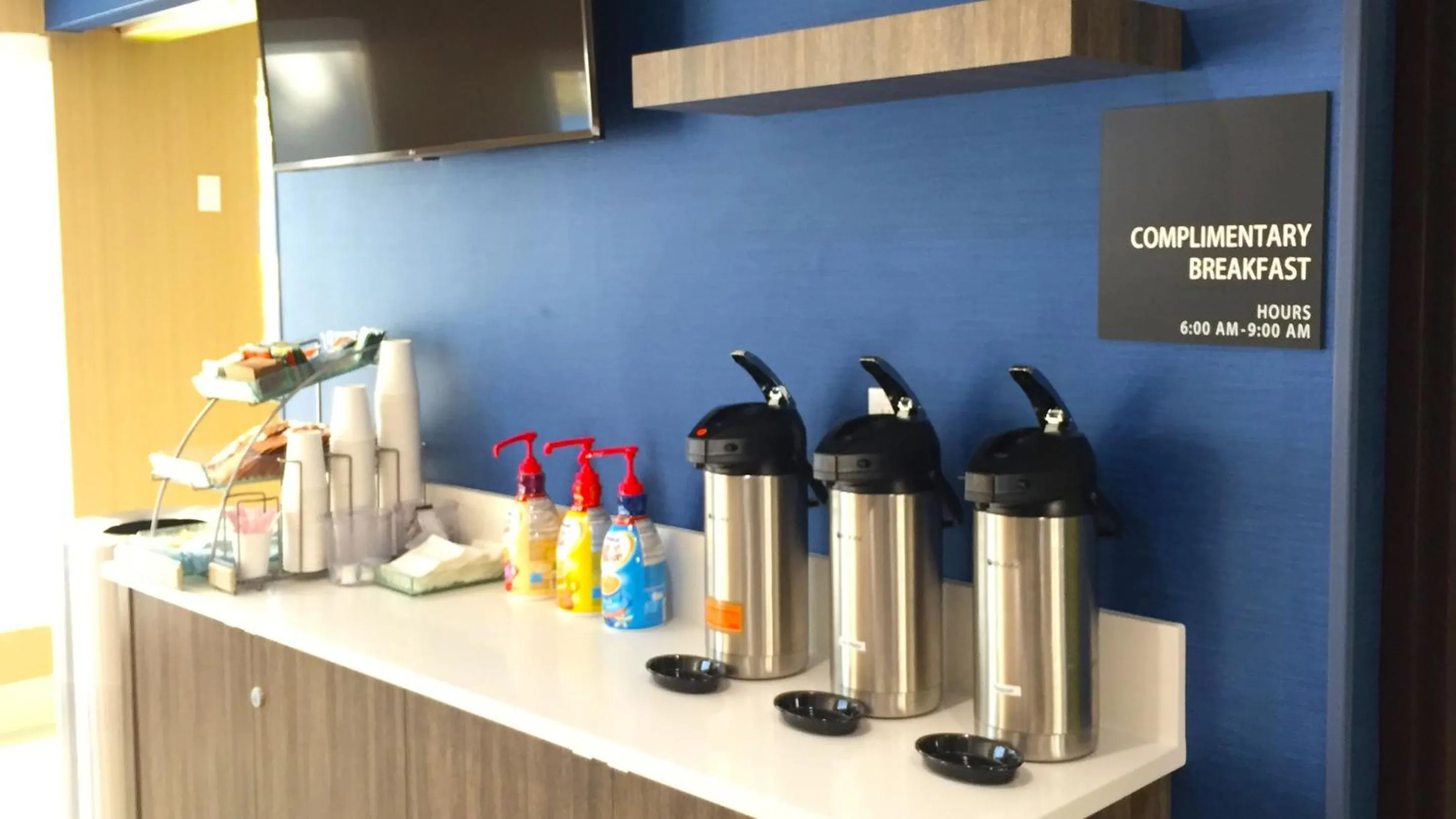 Continental breakfast in Comfort Inn & Suites Tigard near Washington Square