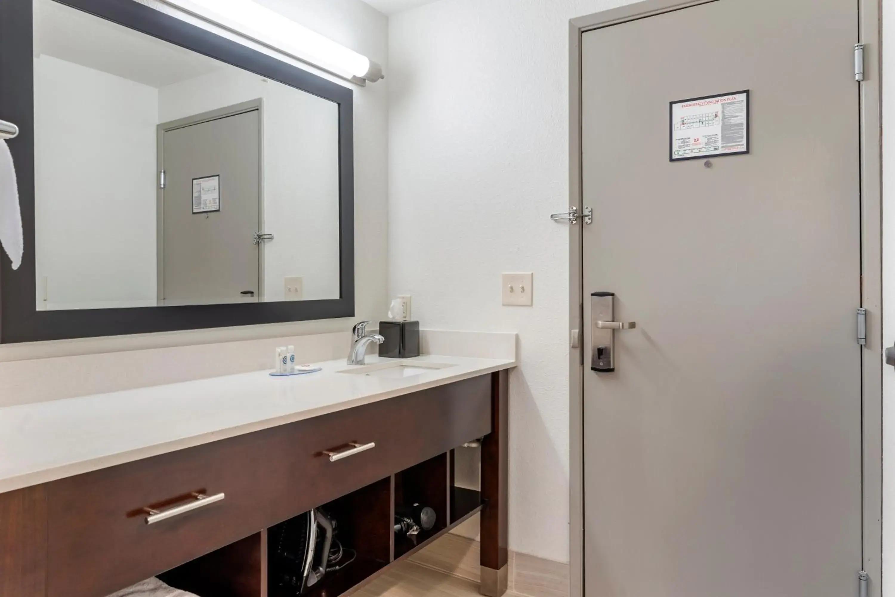 King Suite - Non-Smoking in Comfort Inn & Suites Tigard near Washington Square King Suite - Non-Smoking in Comfort Inn & Suites Tigard near Washington Square