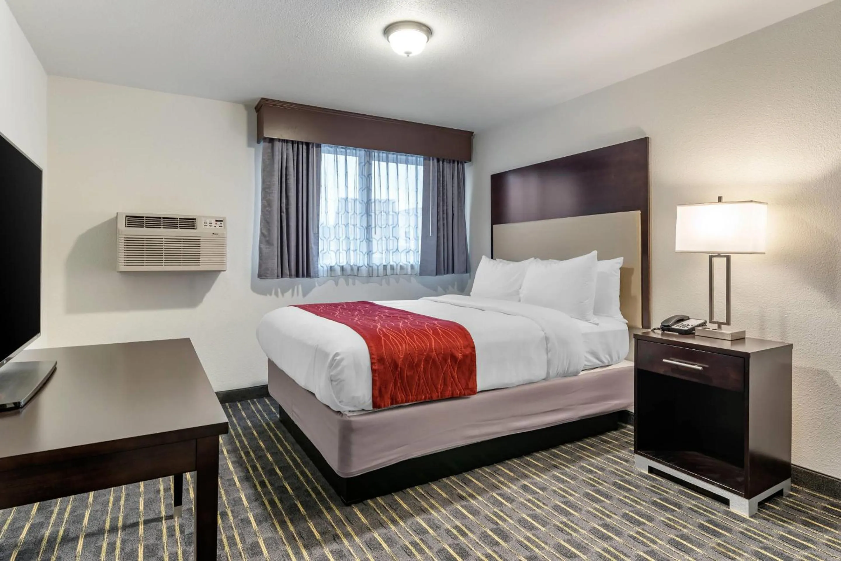 Bedroom, Bed in Comfort Inn & Suites Tigard near Washington Square