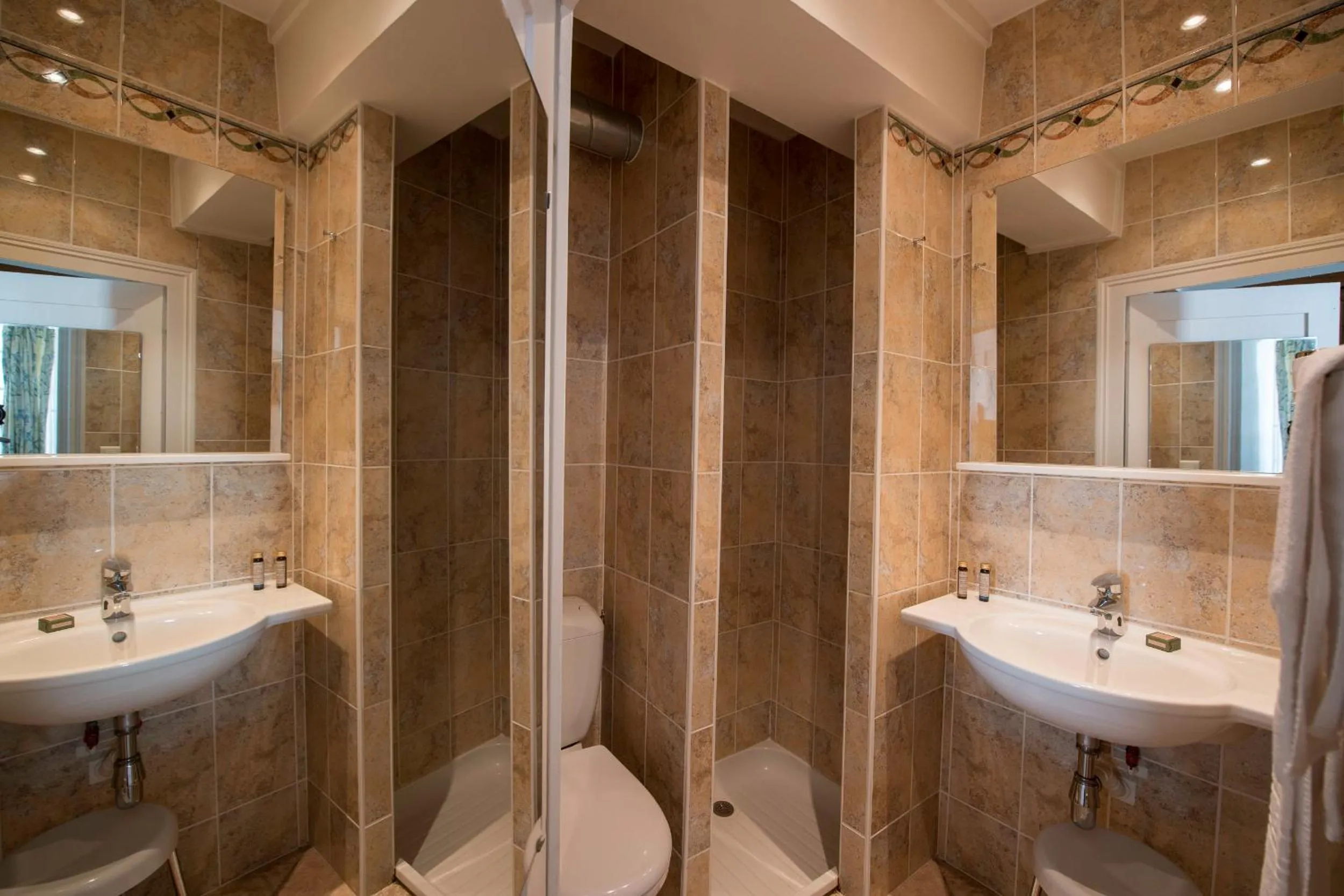 Bathroom in Hôtel des Tonneliers