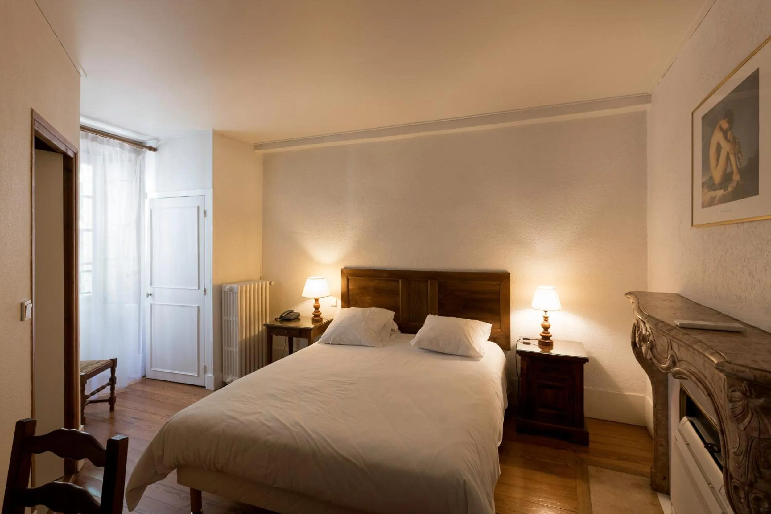 Photo of the whole room, Bed in Hôtel des Tonneliers