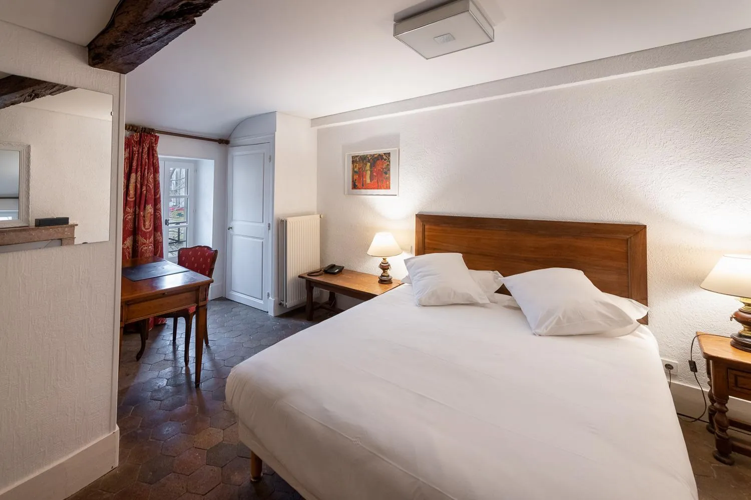 Bed in Hôtel des Tonneliers