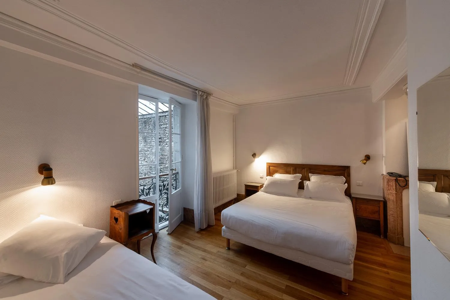 Photo of the whole room, Bed in Hôtel des Tonneliers
