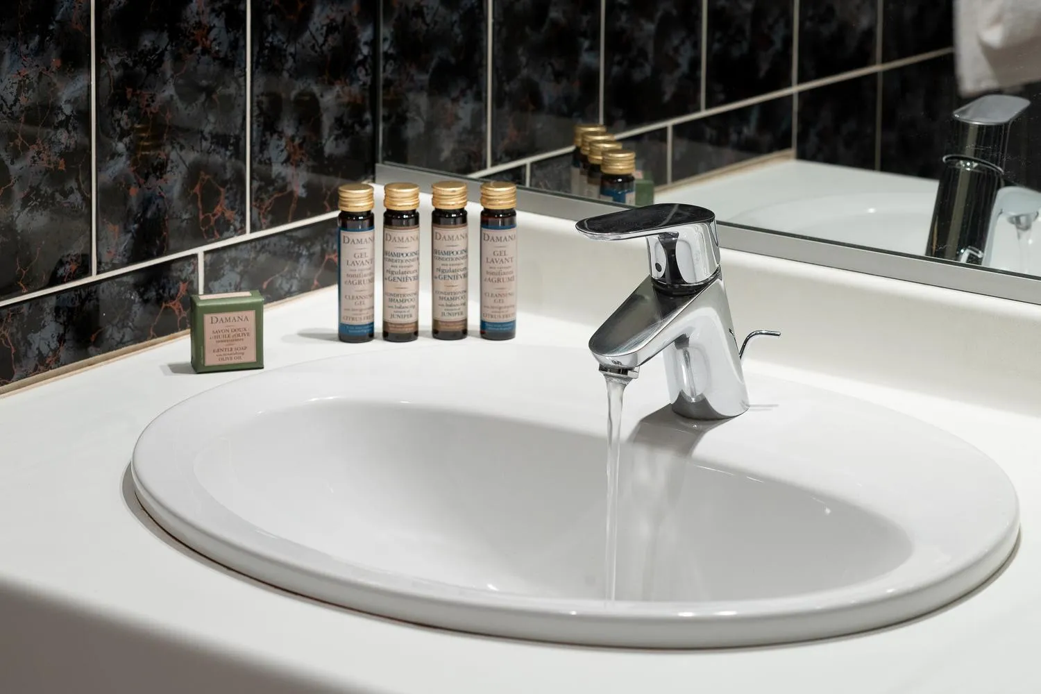 Bathroom in Hôtel des Tonneliers