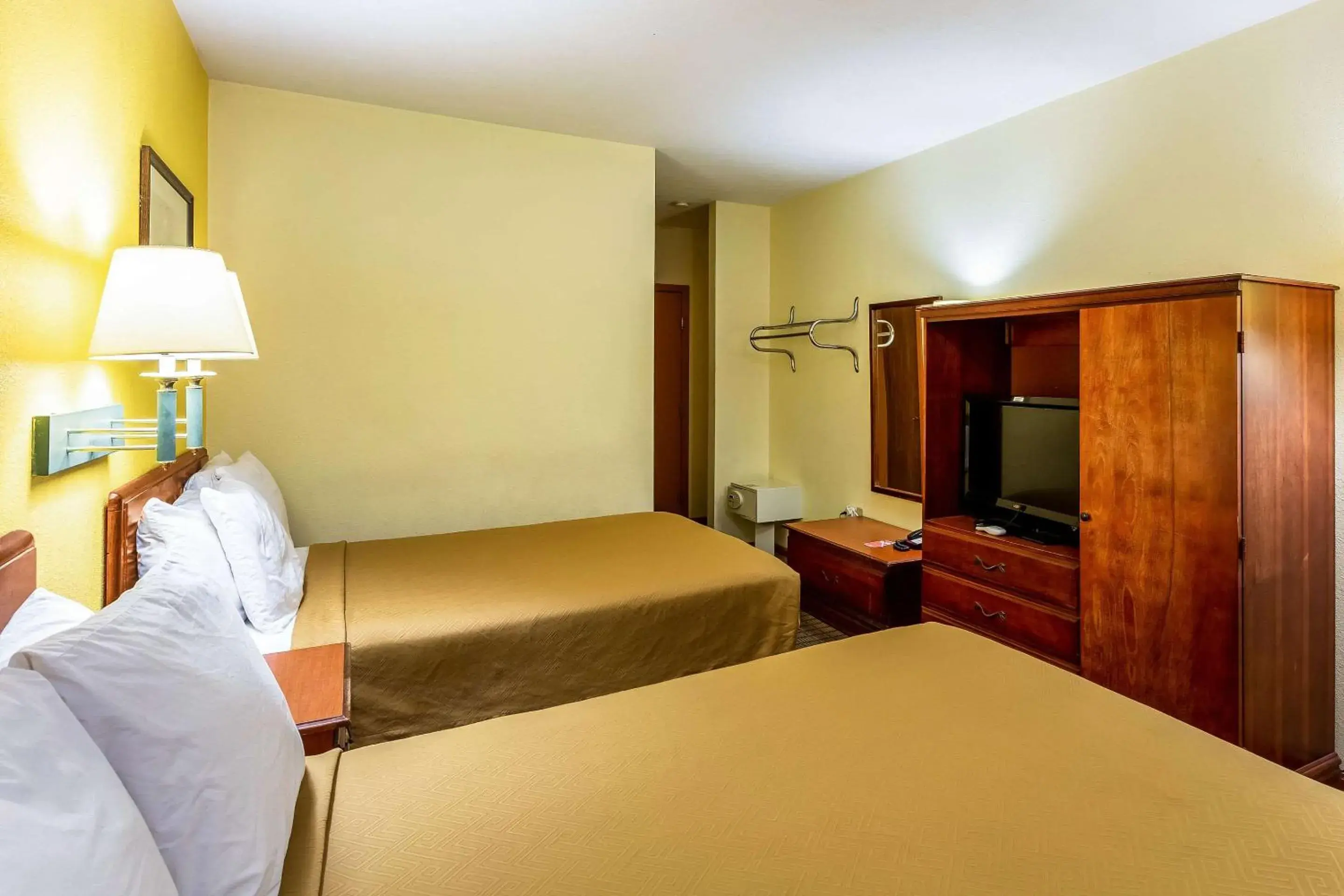 Double Room with Two Double Beds - Non-Smoking in Econo Lodge Morgantown Double Room with Two Double Beds - Non-Smoking in Econo Lodge Morgantown