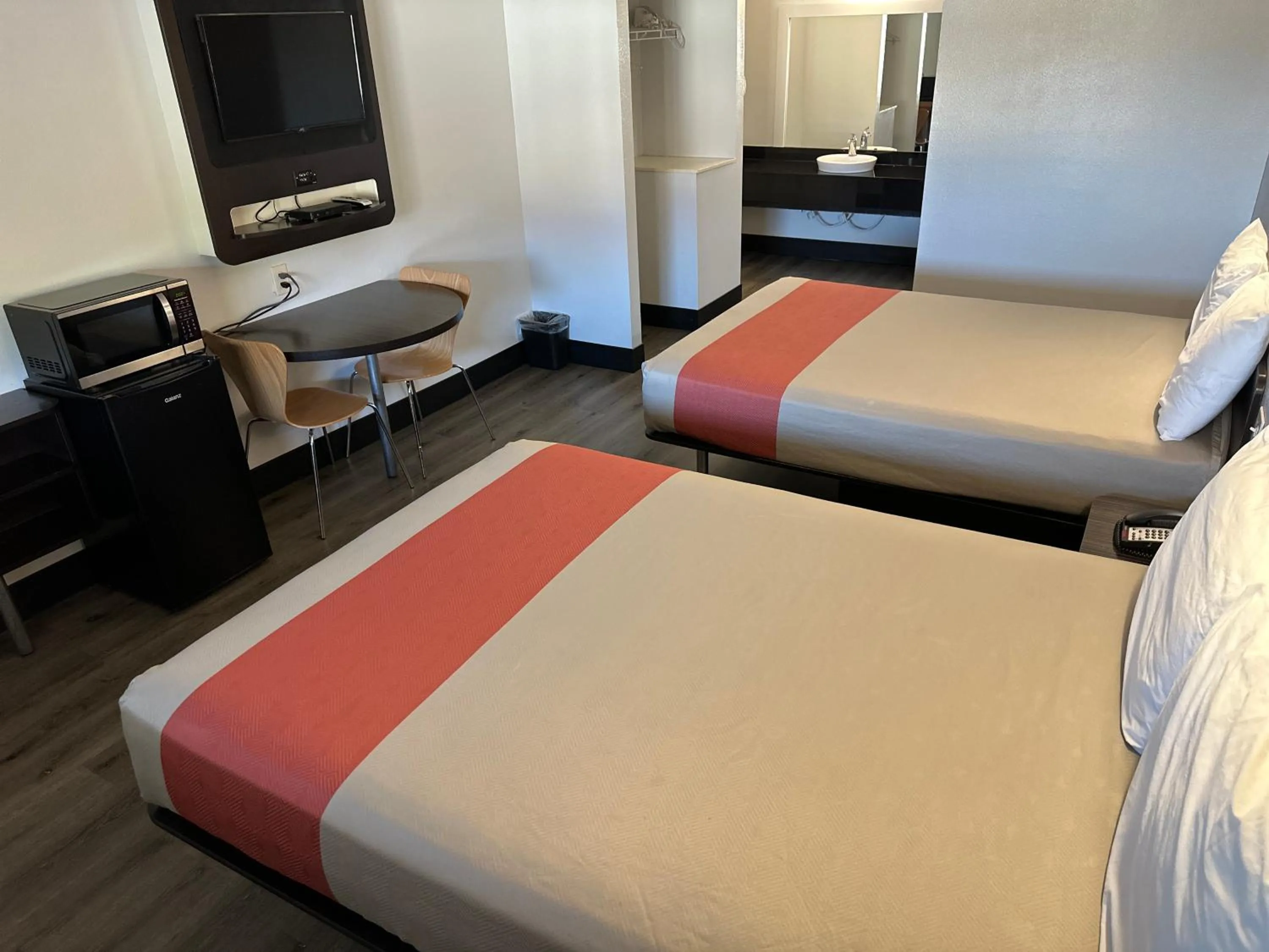 Bedroom, Bed in Motel 6-Globe, AZ