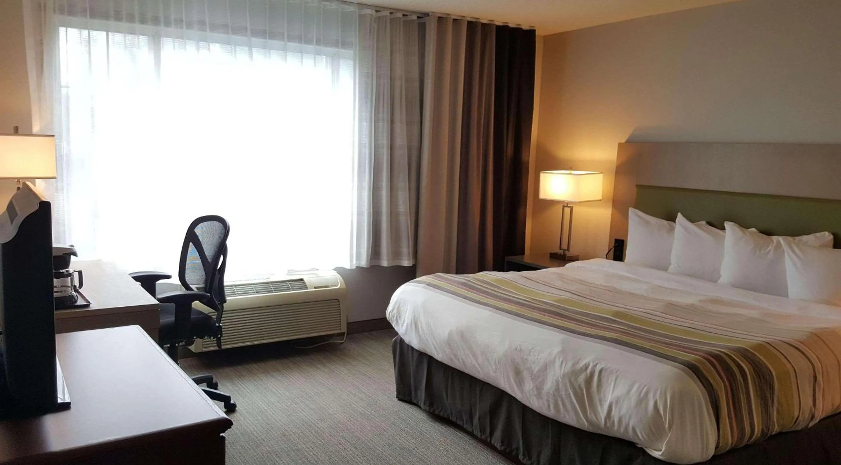 Bedroom, Bed in Country Inn & Suites by Radisson, Elk River, MN