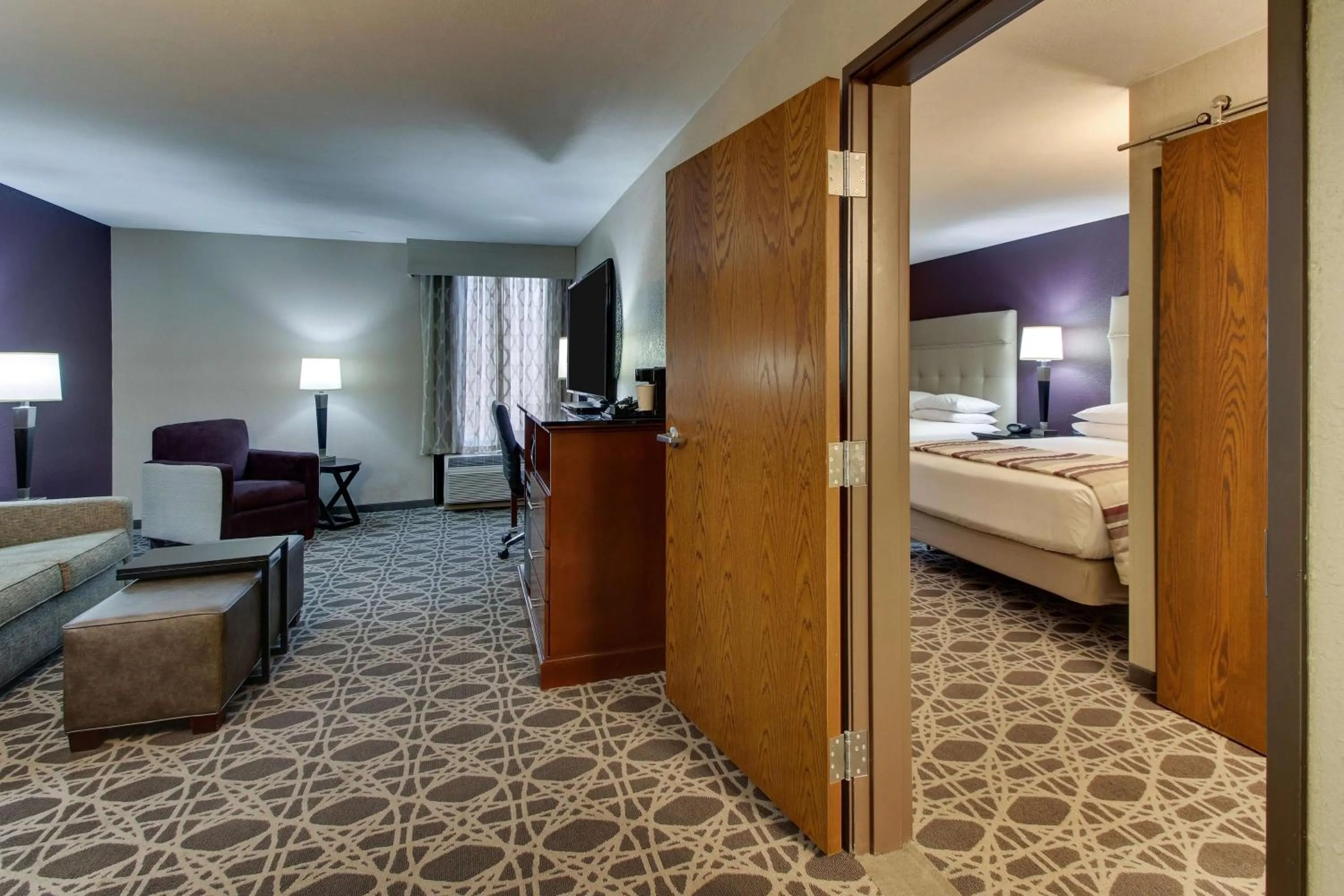 Photo of the whole room, Bed in Drury Inn & Suites Poplar Bluff