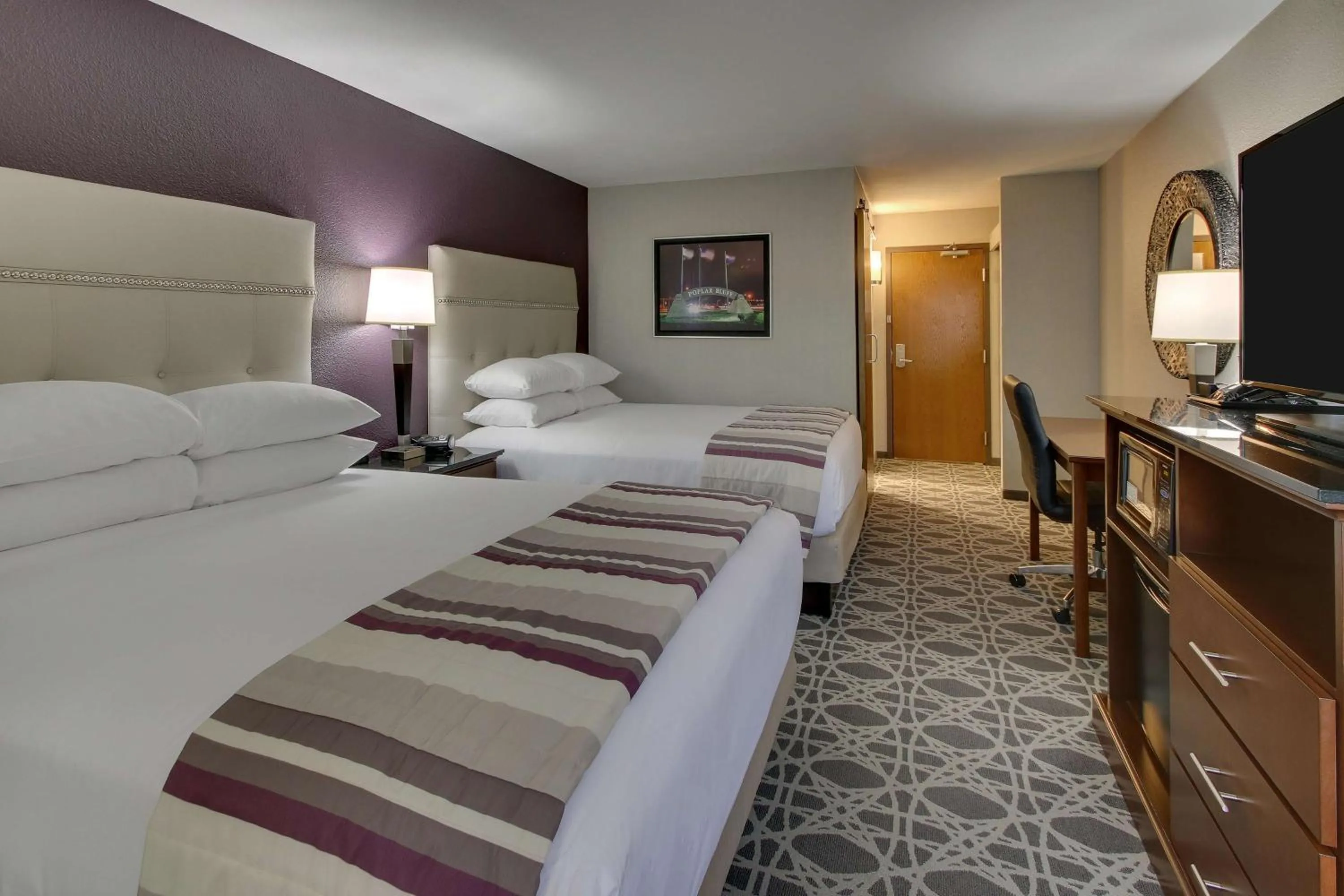 Photo of the whole room, Bed in Drury Inn & Suites Poplar Bluff