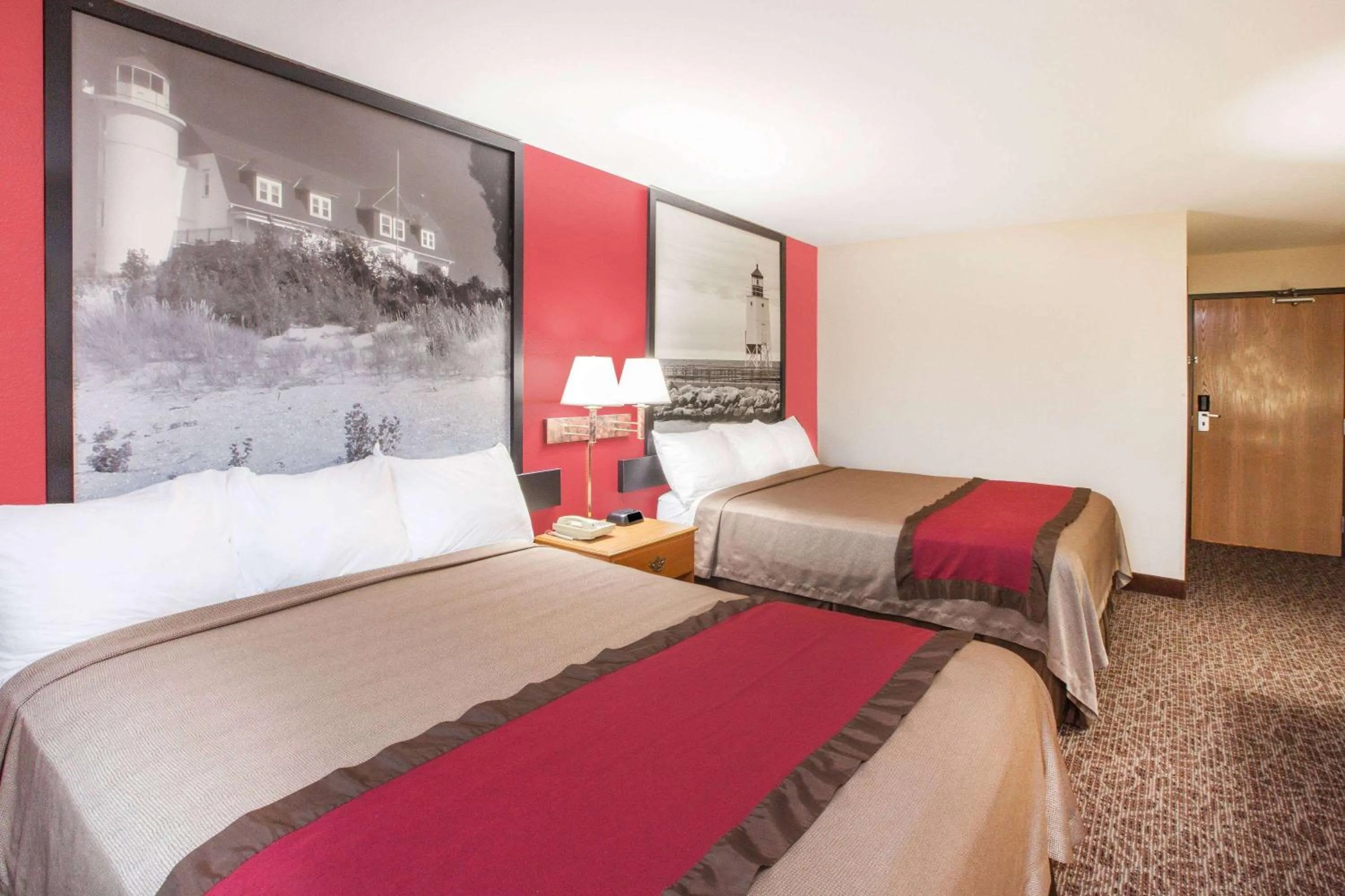 Photo of the whole room, Bed in Super 8 by Wyndham West Branch