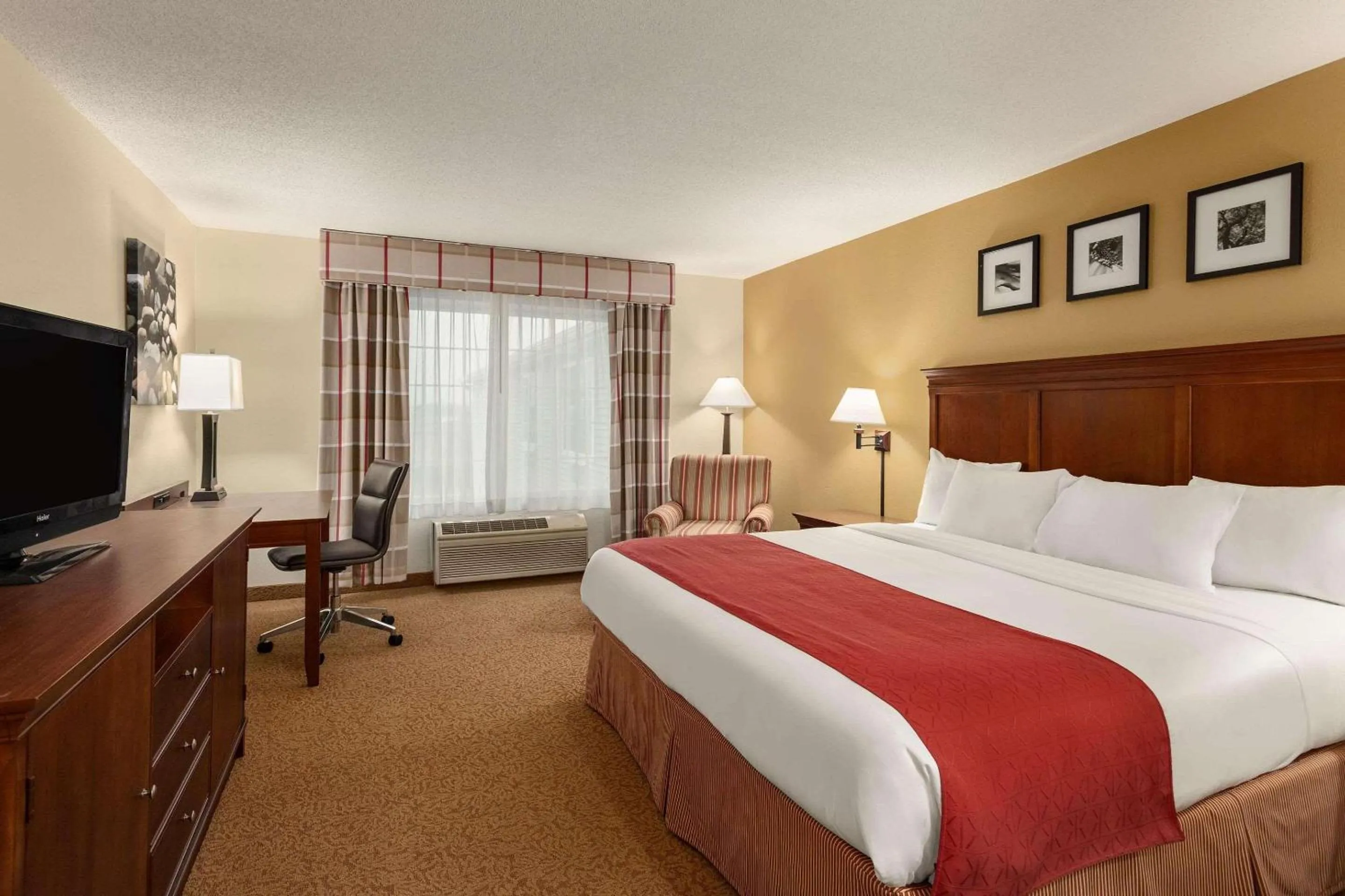 Bedroom, Bed in Country Inn & Suites by Radisson, Ames, IA