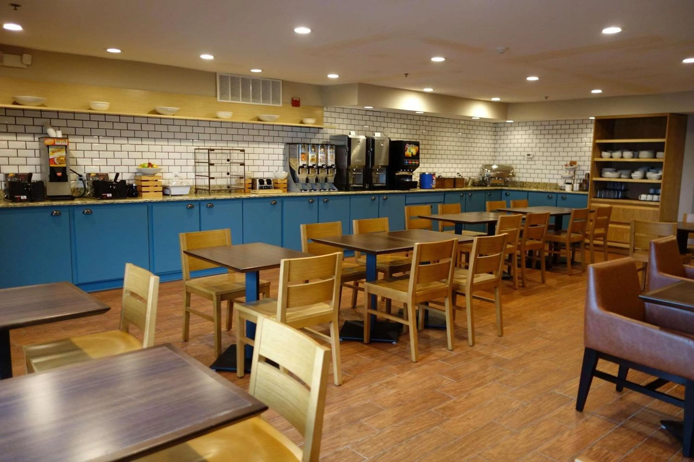 Breakfast in Country Inn & Suites by Radisson, Ames, IA