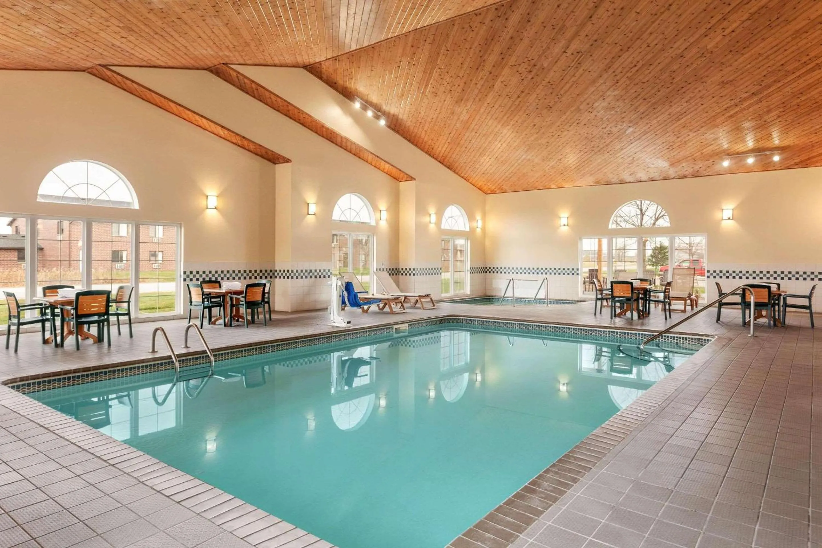 Swimming pool in Country Inn & Suites by Radisson, Ames, IA