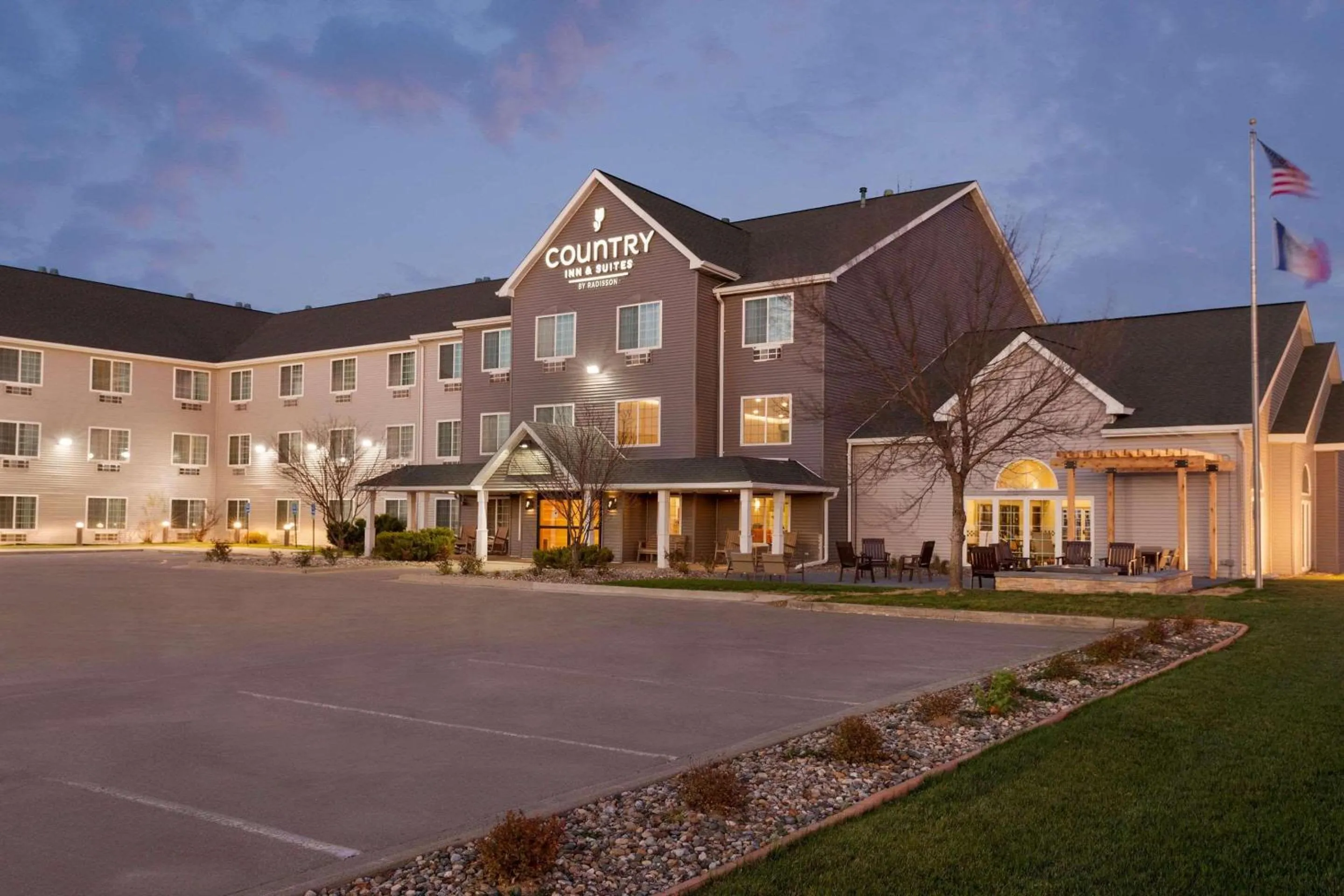 Property building in Country Inn & Suites by Radisson, Ames, IA