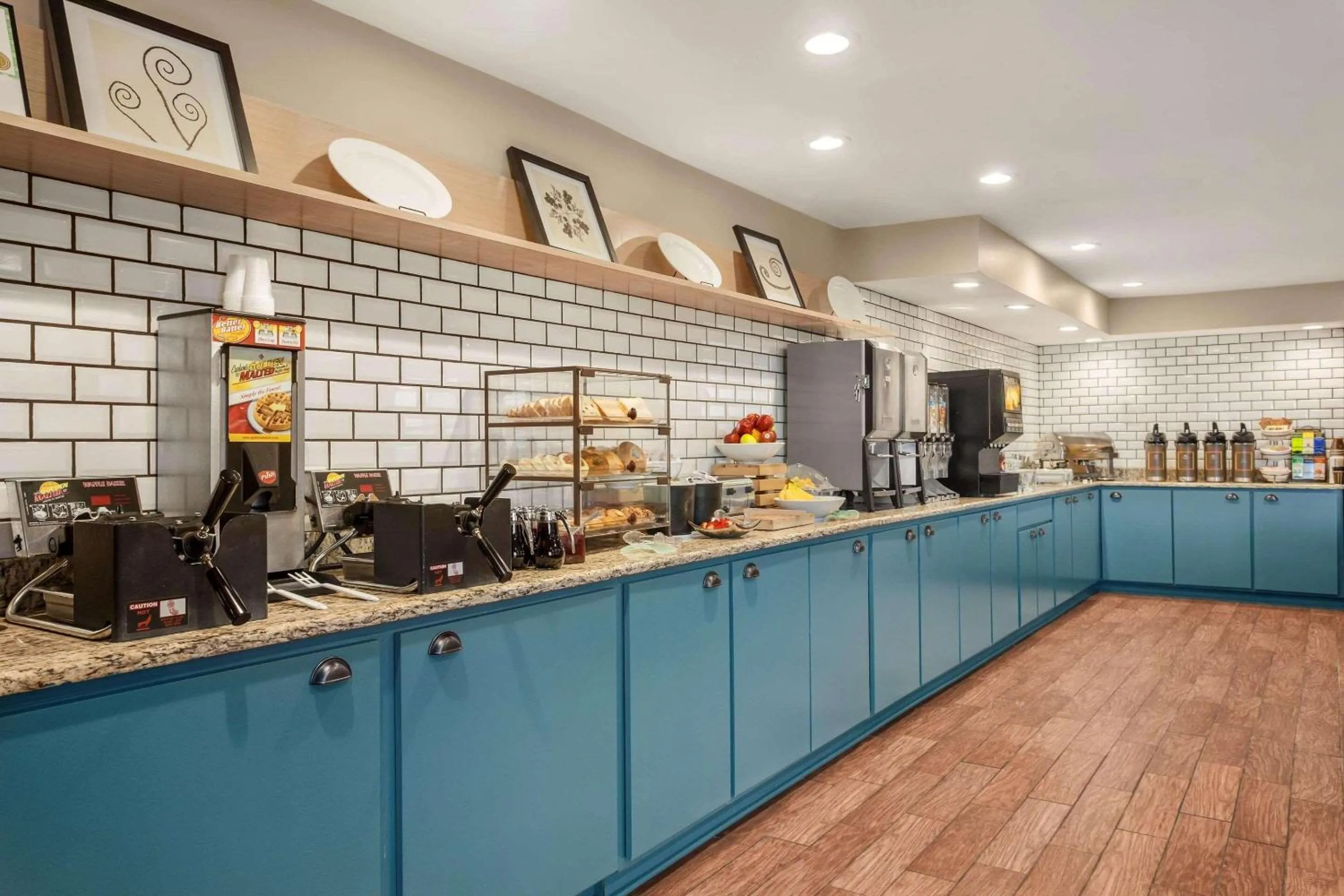 Breakfast in Country Inn & Suites by Radisson, Ames, IA