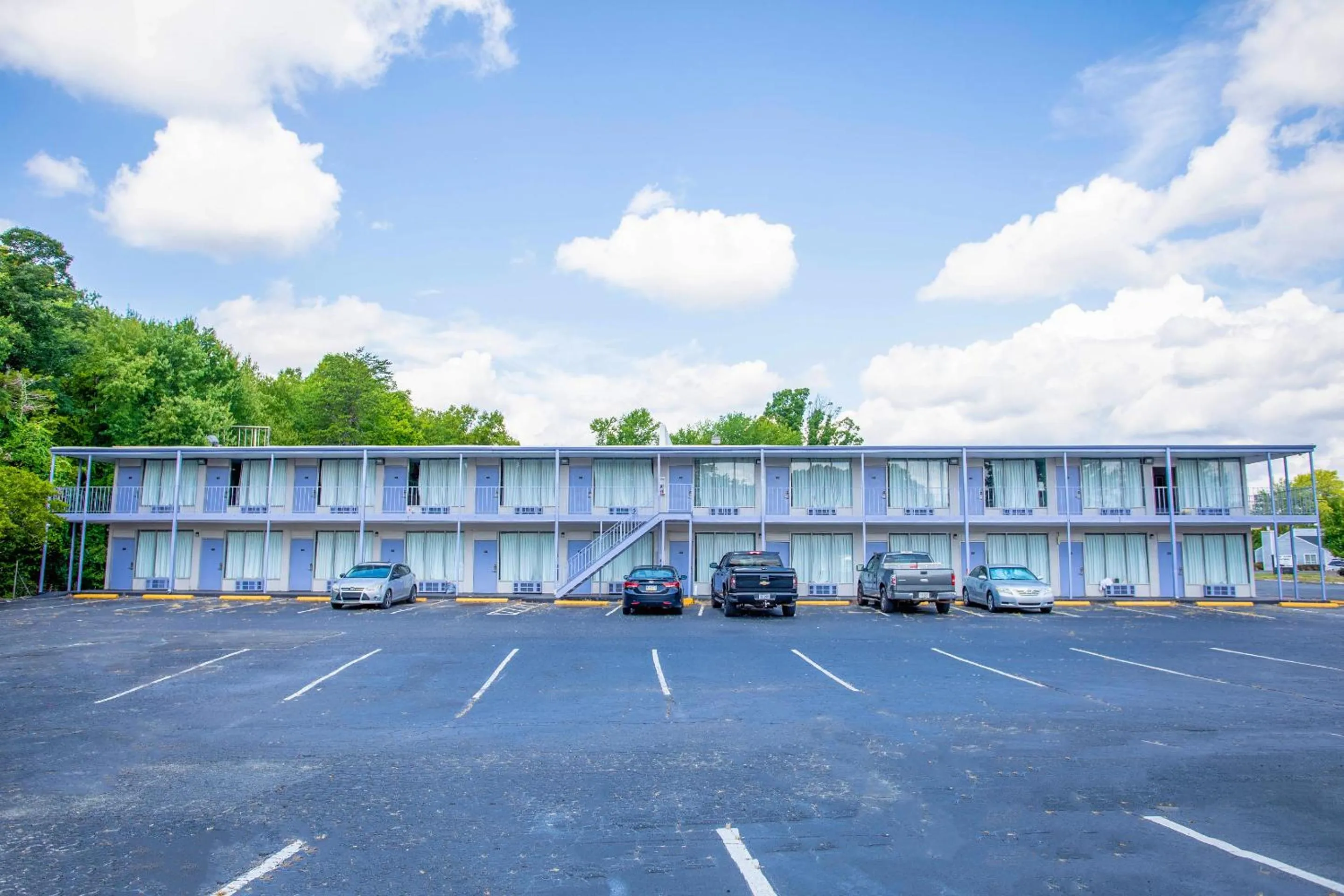 Facade/entrance in OYO Inn Kernersville
