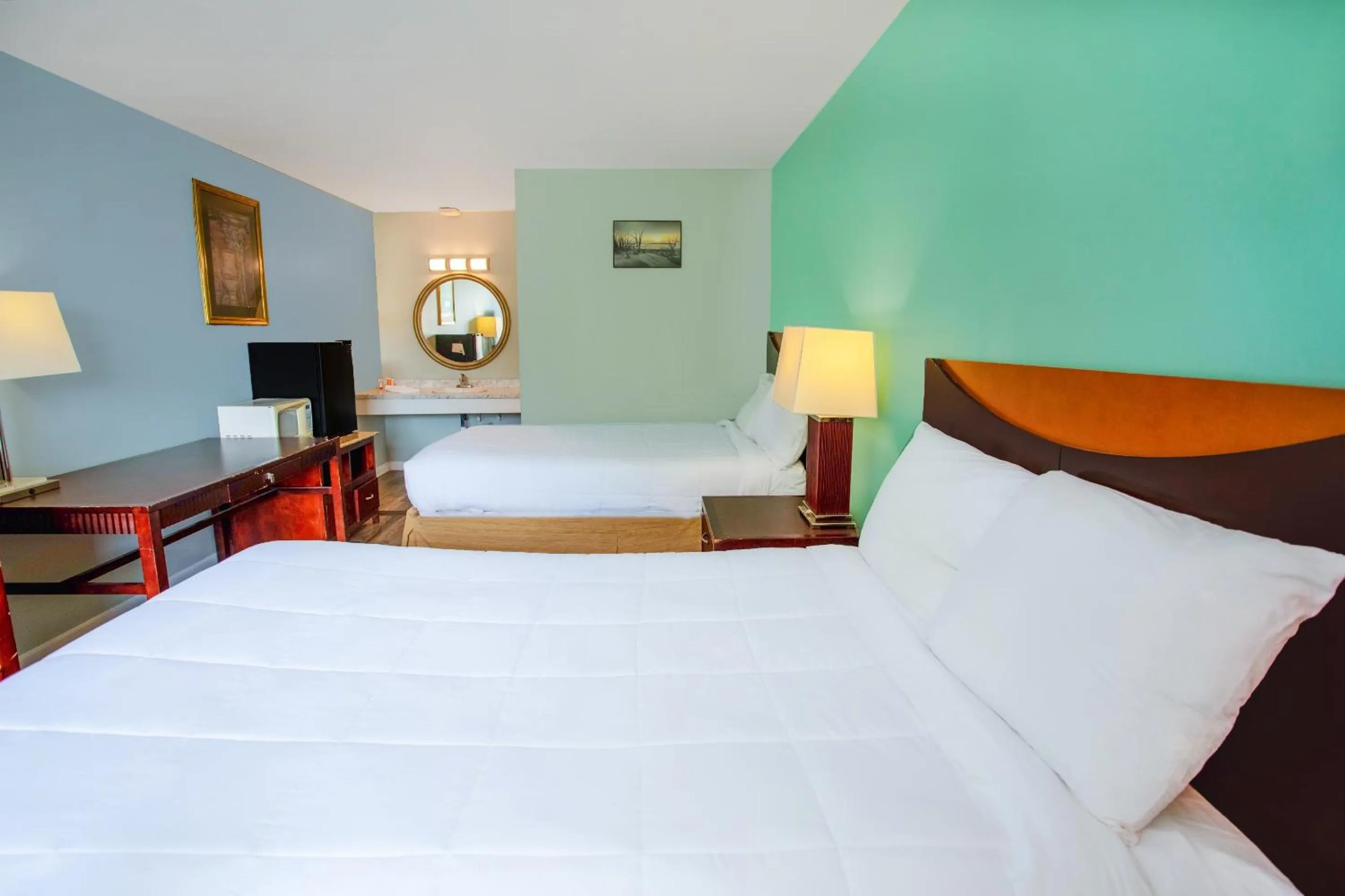 Bedroom, Bed in OYO Inn Kernersville