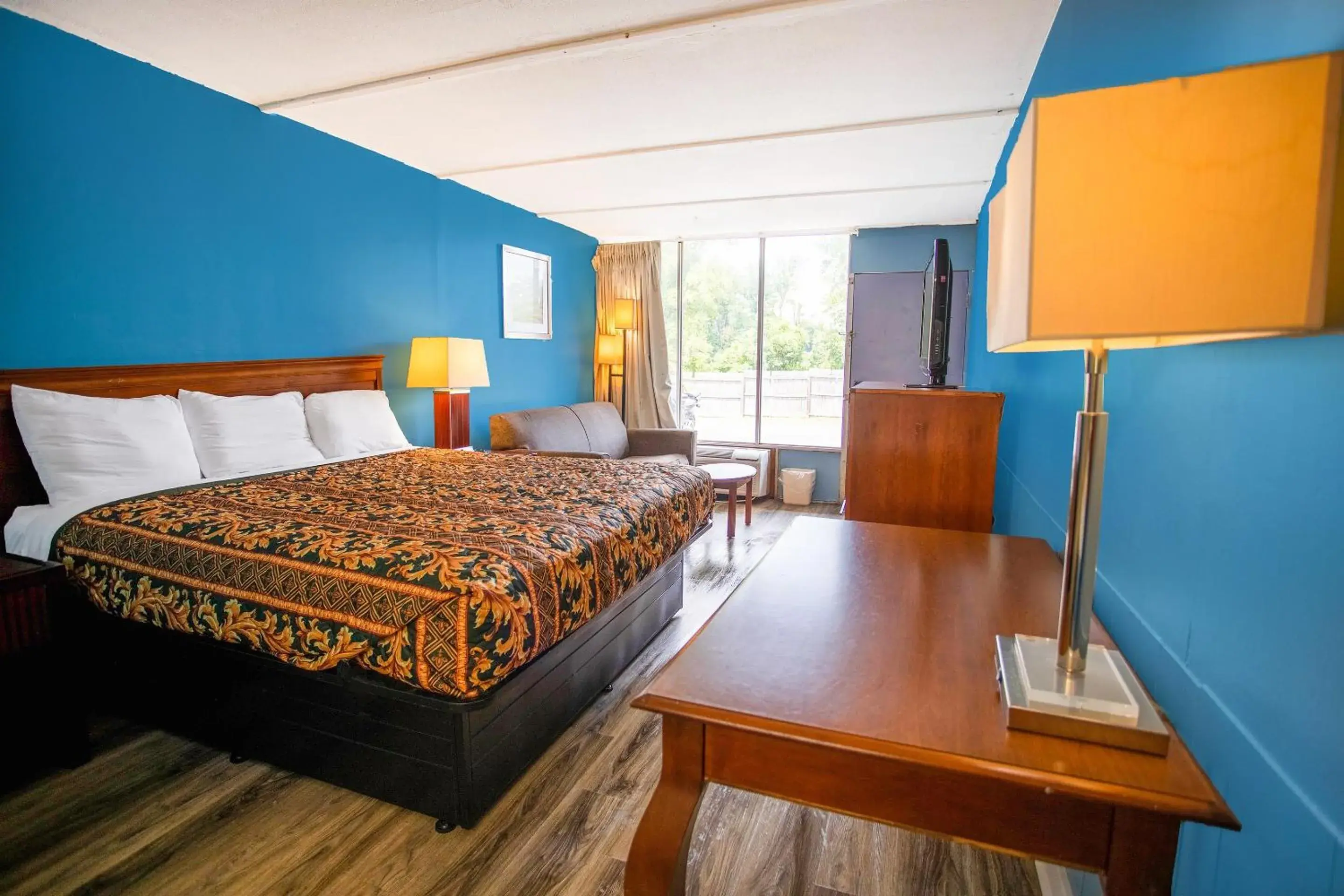 King Bed Smoking in OYO Inn Kernersville King Bed Smoking in OYO Inn Kernersville