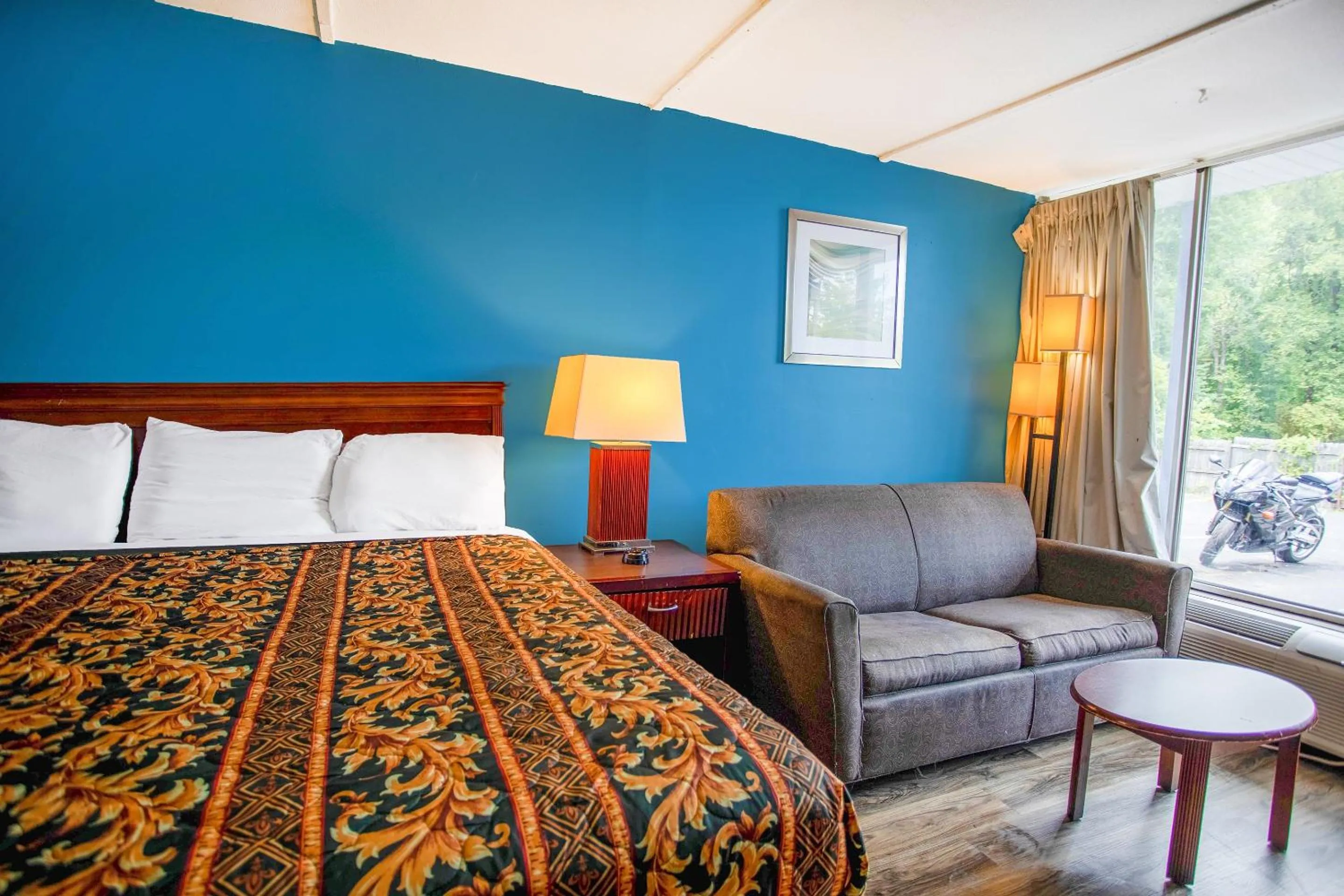 Bedroom, Bed in OYO Inn Kernersville