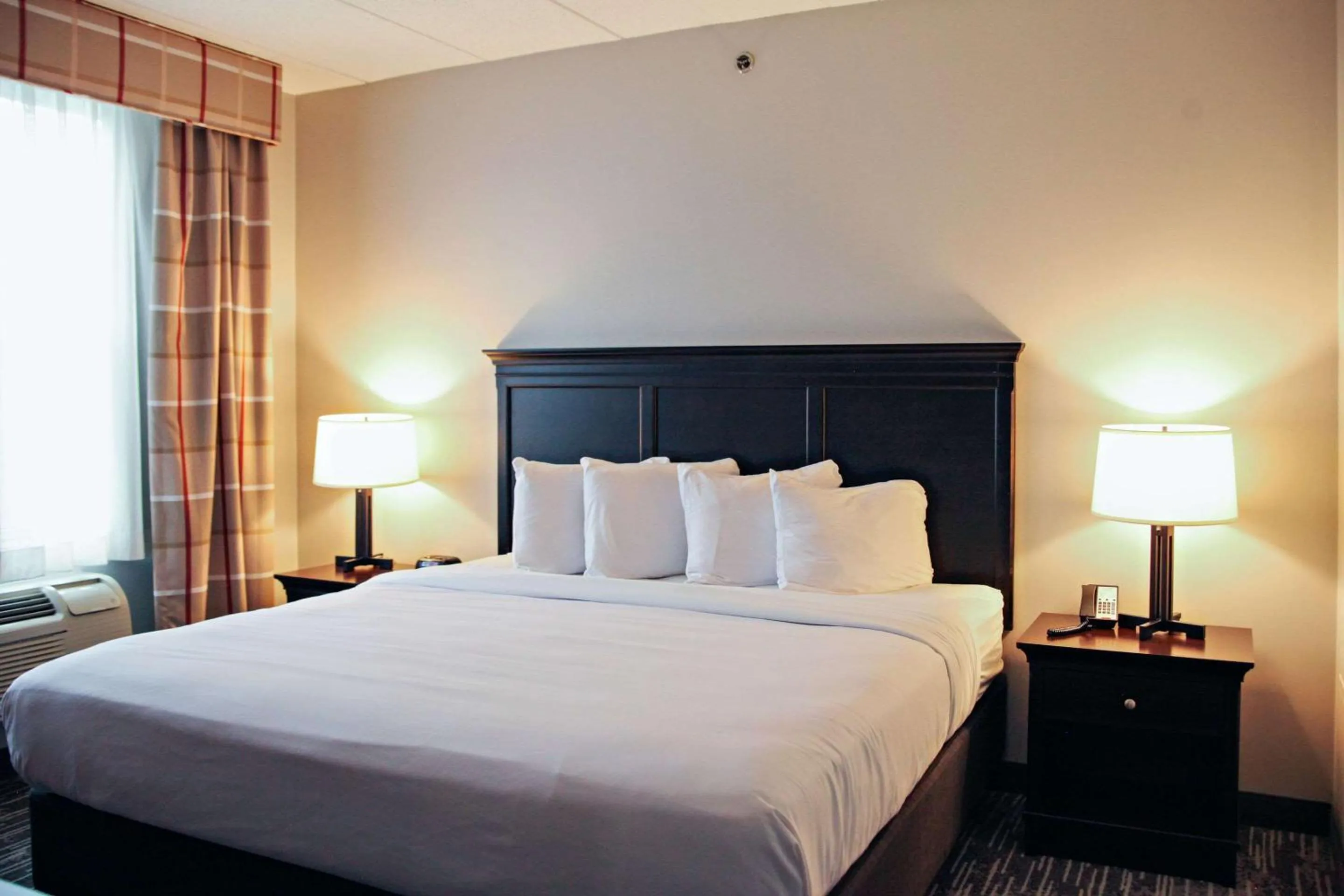 Bedroom, Bed in Country Inn & Suites by Radisson, Frackville (Pottsville), PA