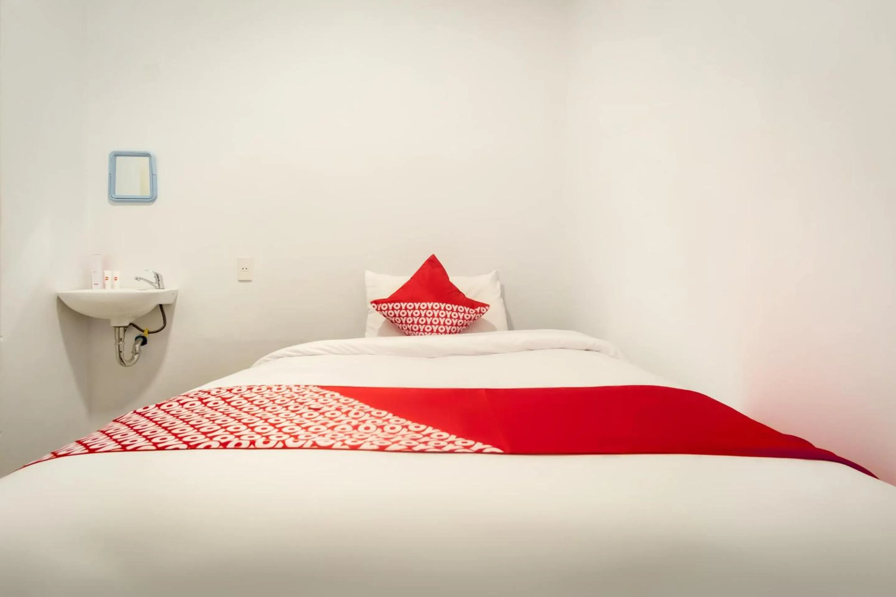 Bedroom, Bed in RedDoorz At Jalan Asia Medan