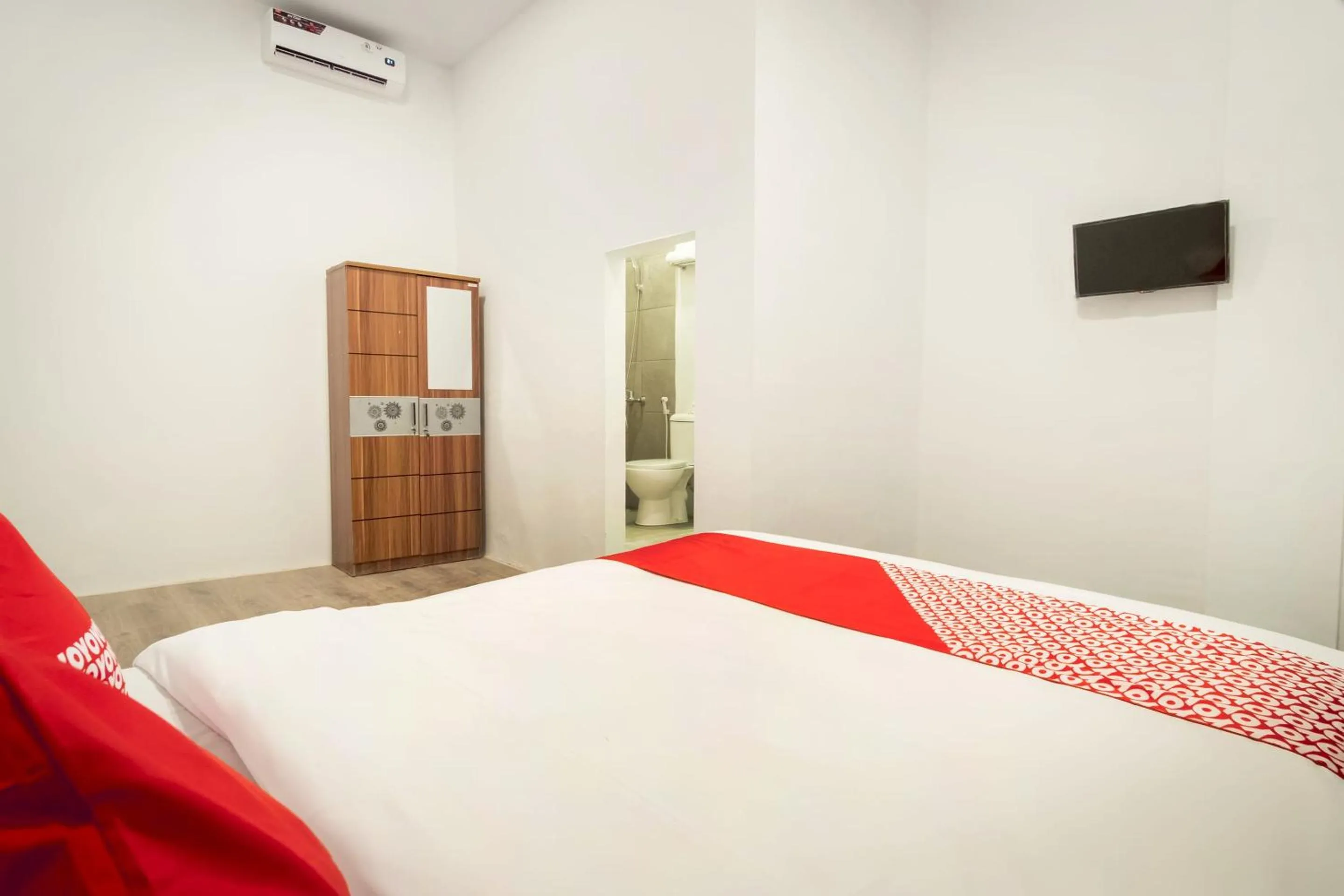 Bedroom, Bed in RedDoorz At Jalan Asia Medan