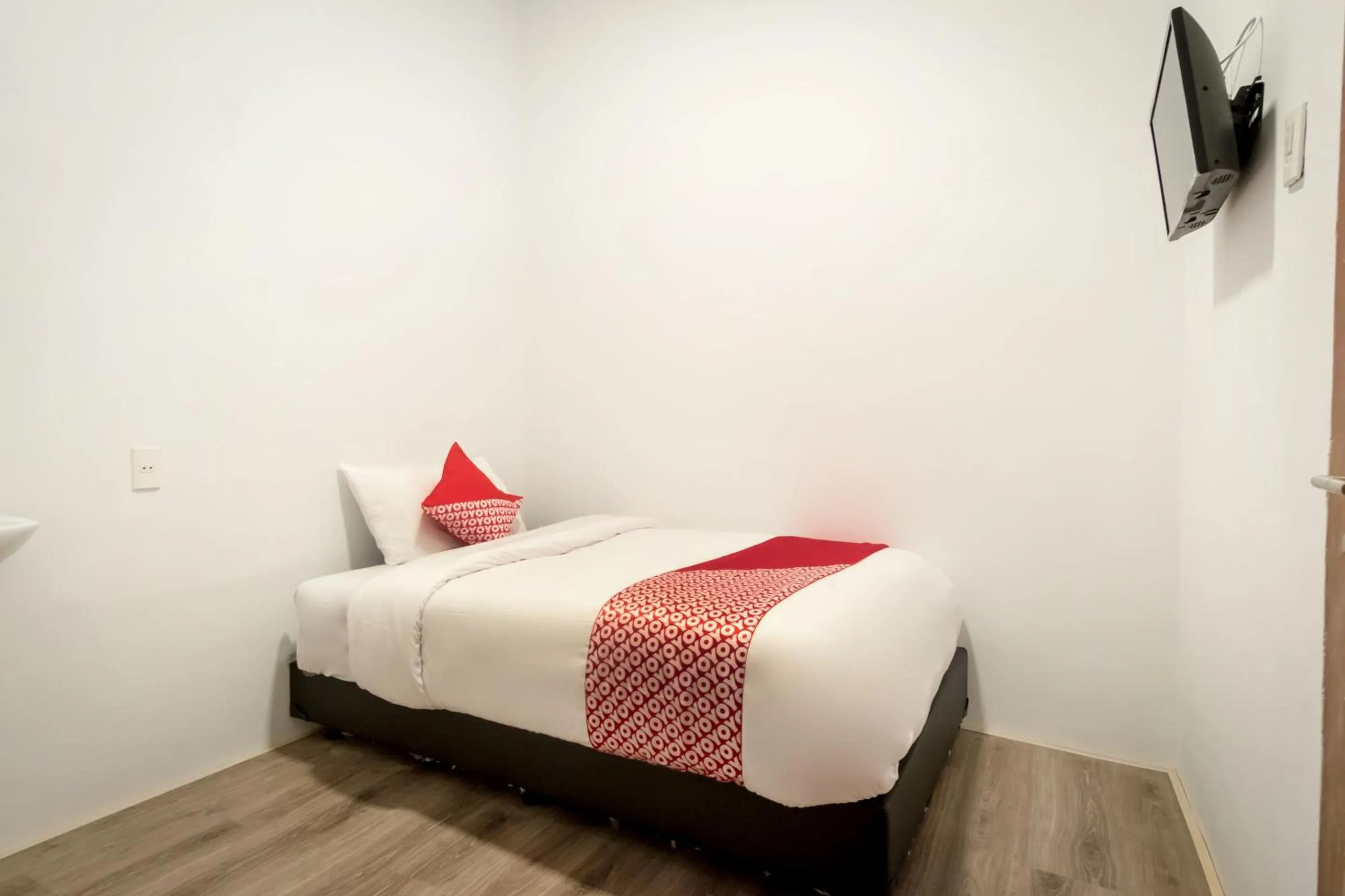 Bedroom, Bed in RedDoorz At Jalan Asia Medan