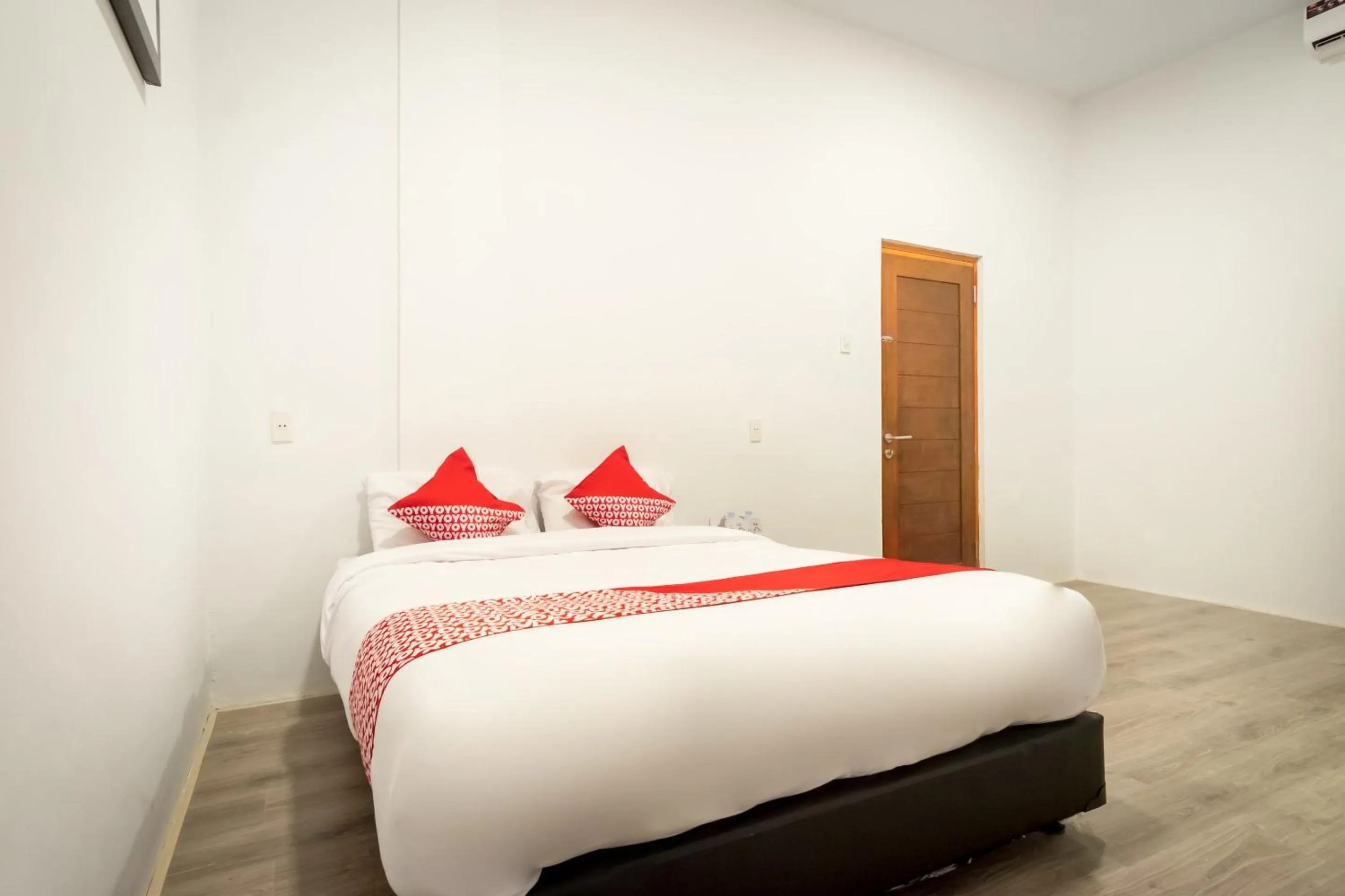 Bedroom, Bed in RedDoorz At Jalan Asia Medan