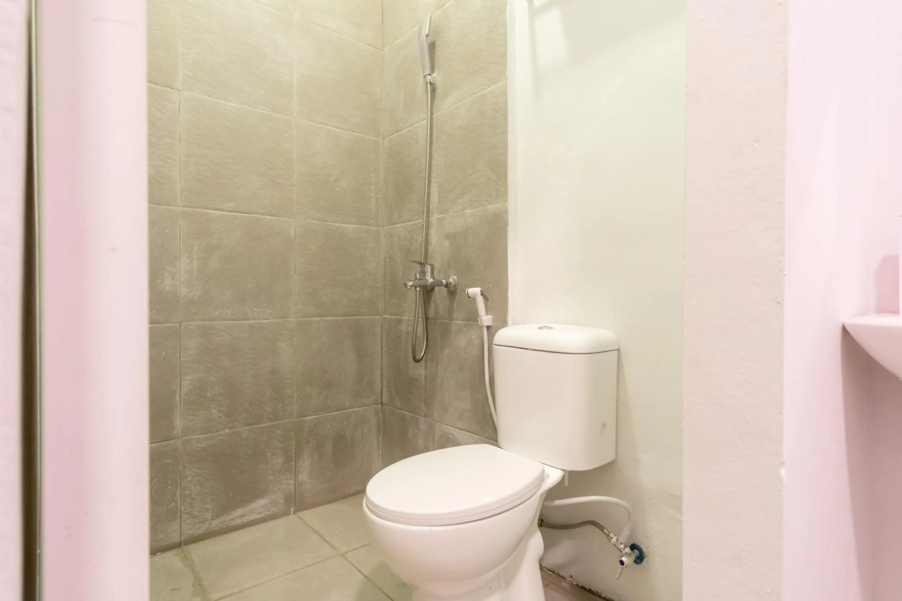 Bathroom in RedDoorz At Jalan Asia Medan