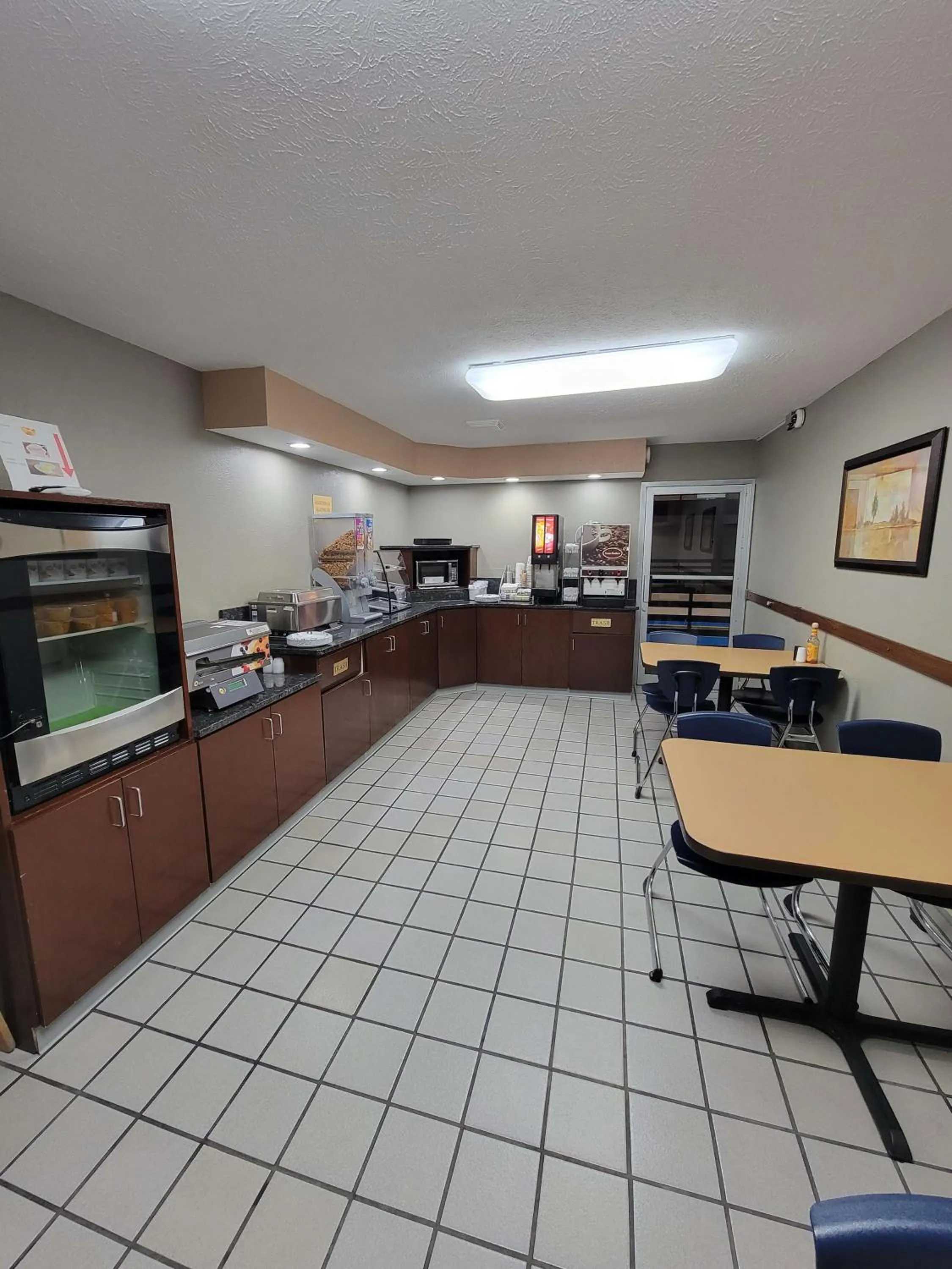 Breakfast in SureStay Plus Hotel by Best Western Grand Island