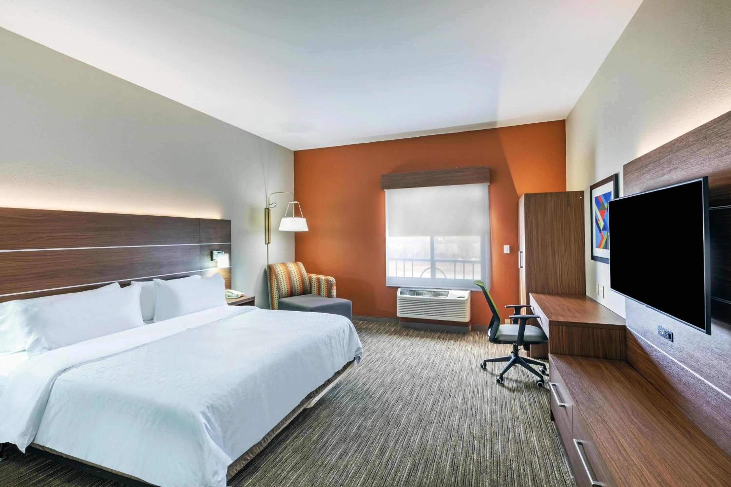 Photo of the whole room, Bed in Holiday Inn Express and Suites Pryor by IHG