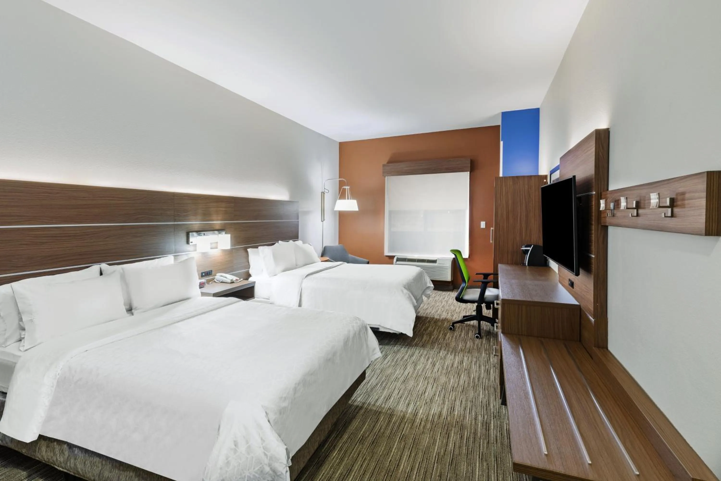 Photo of the whole room, Bed in Holiday Inn Express and Suites Pryor by IHG
