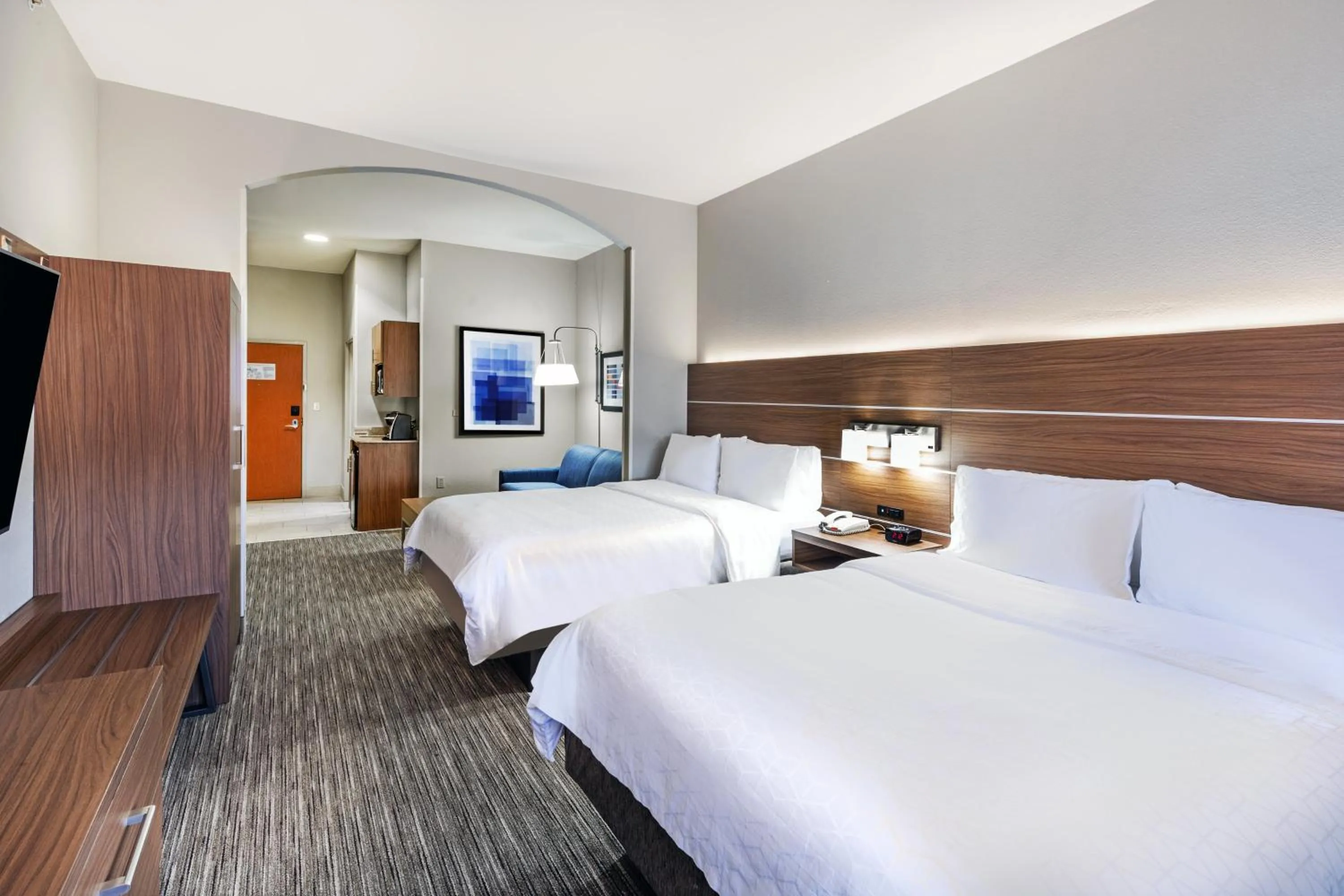 Photo of the whole room, Bed in Holiday Inn Express and Suites Pryor by IHG