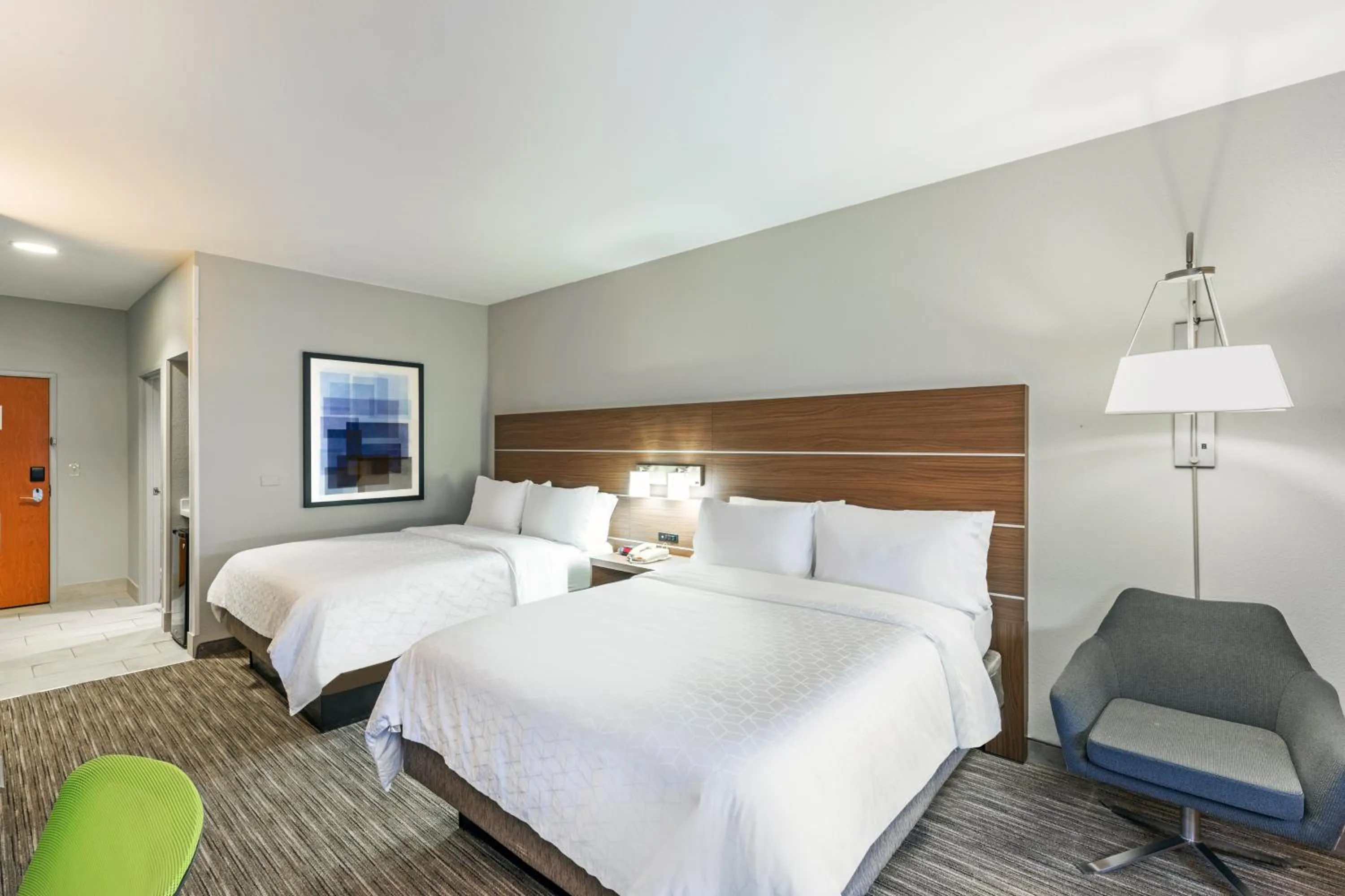Photo of the whole room, Bed in Holiday Inn Express and Suites Pryor by IHG