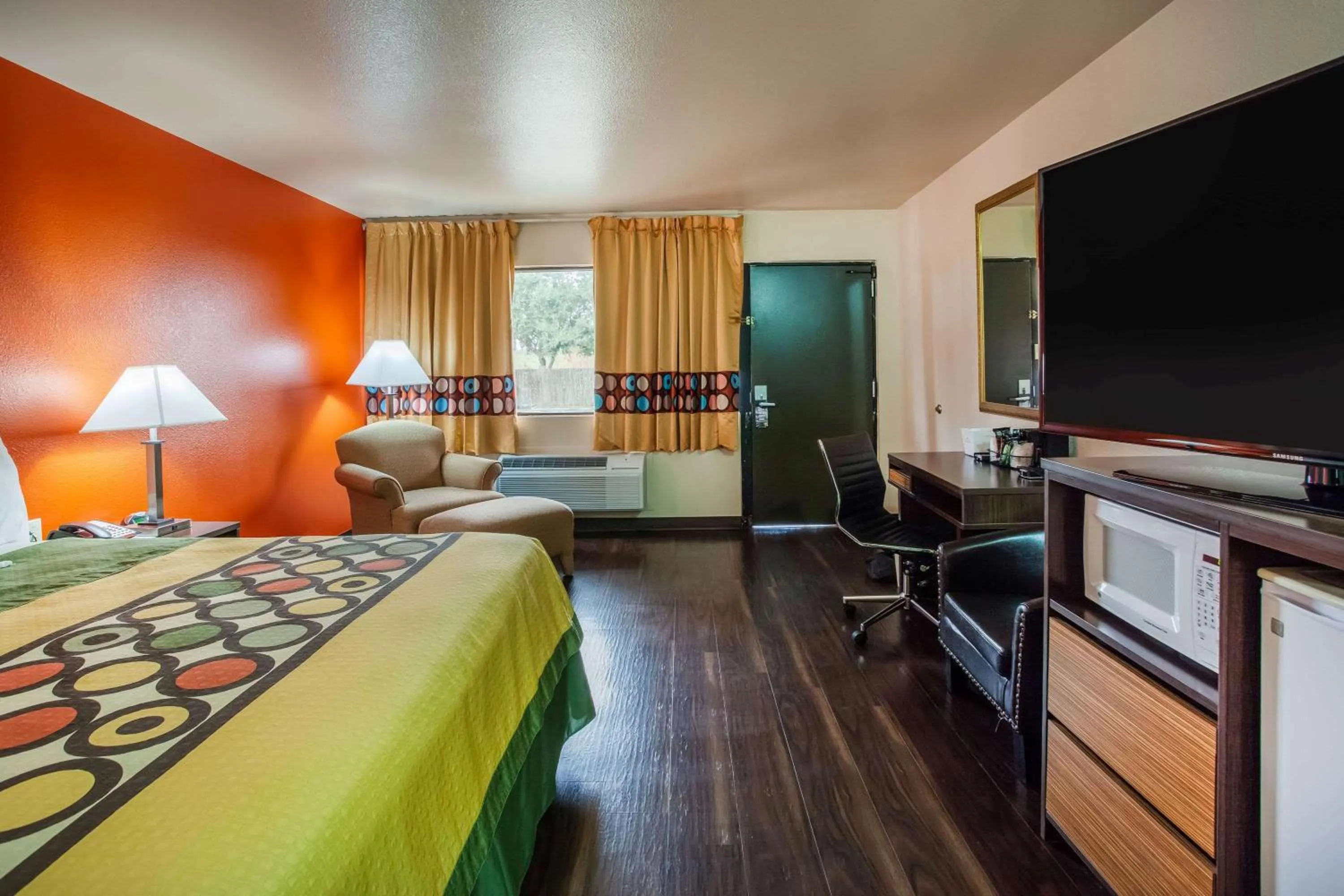 Photo of the whole room, Bed in Super 8 by Wyndham Giddings