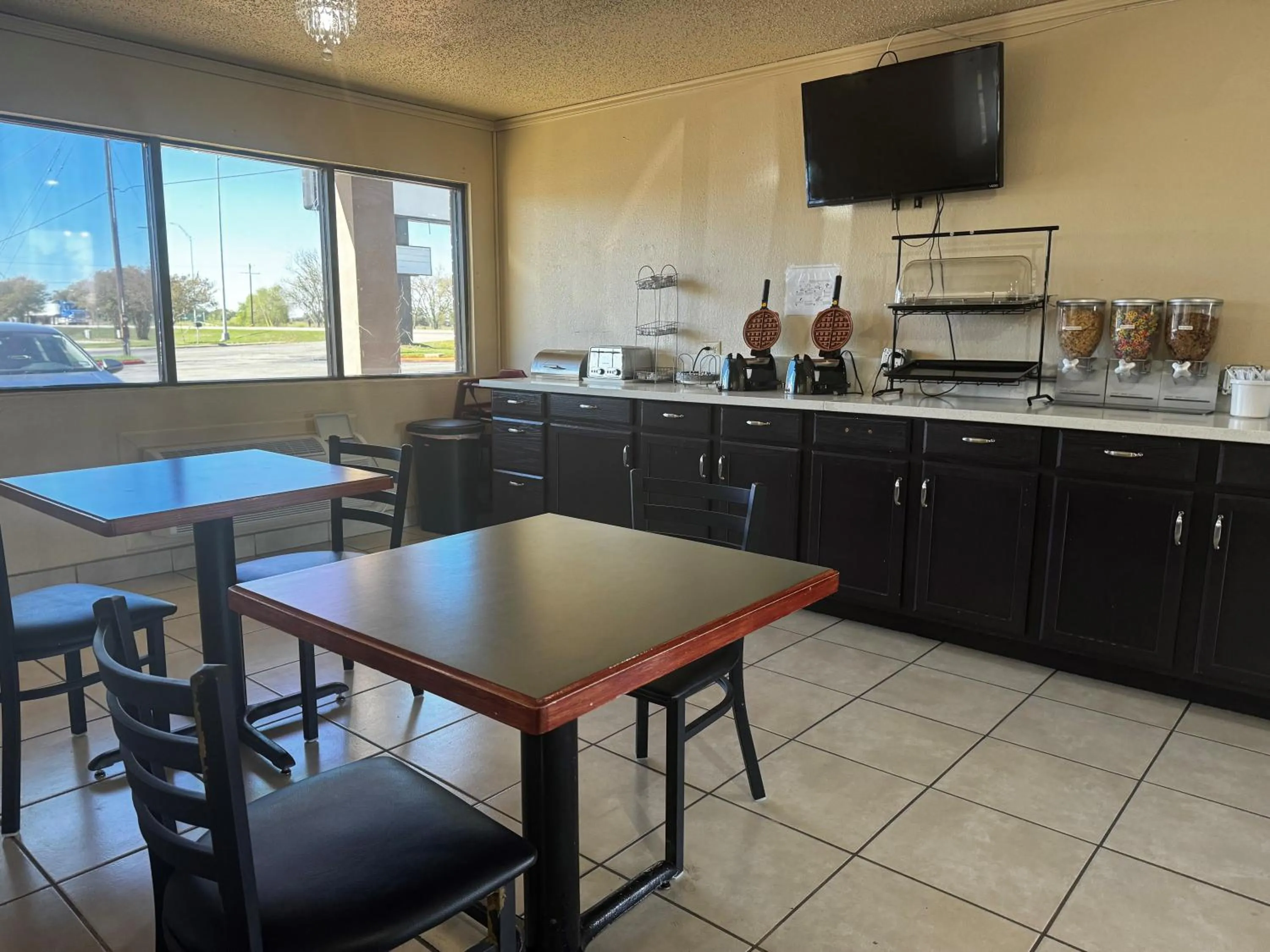 Breakfast in Super 8 by Wyndham Giddings