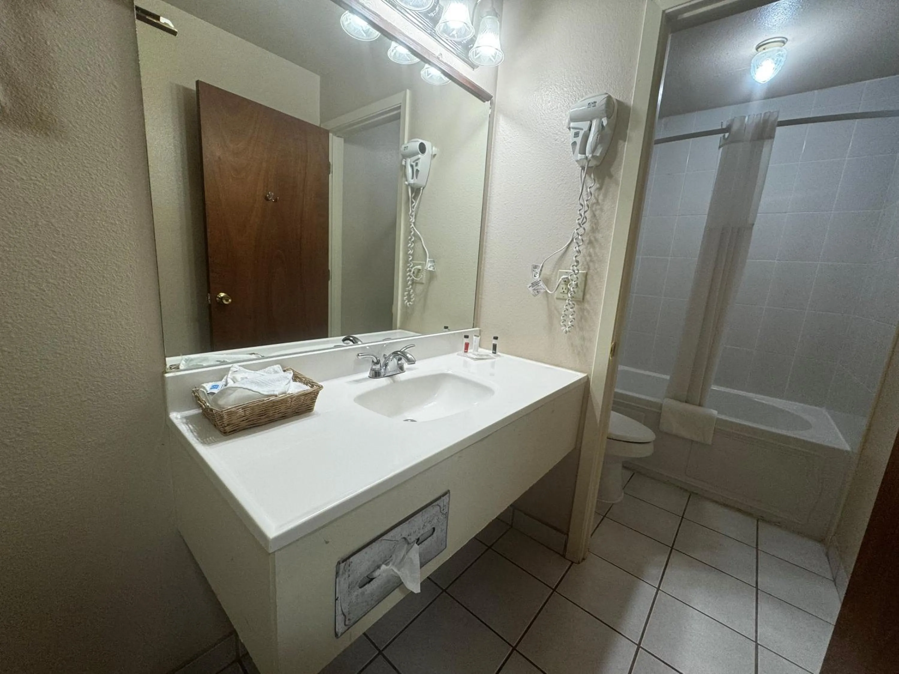 Bathroom in Super 8 by Wyndham Giddings