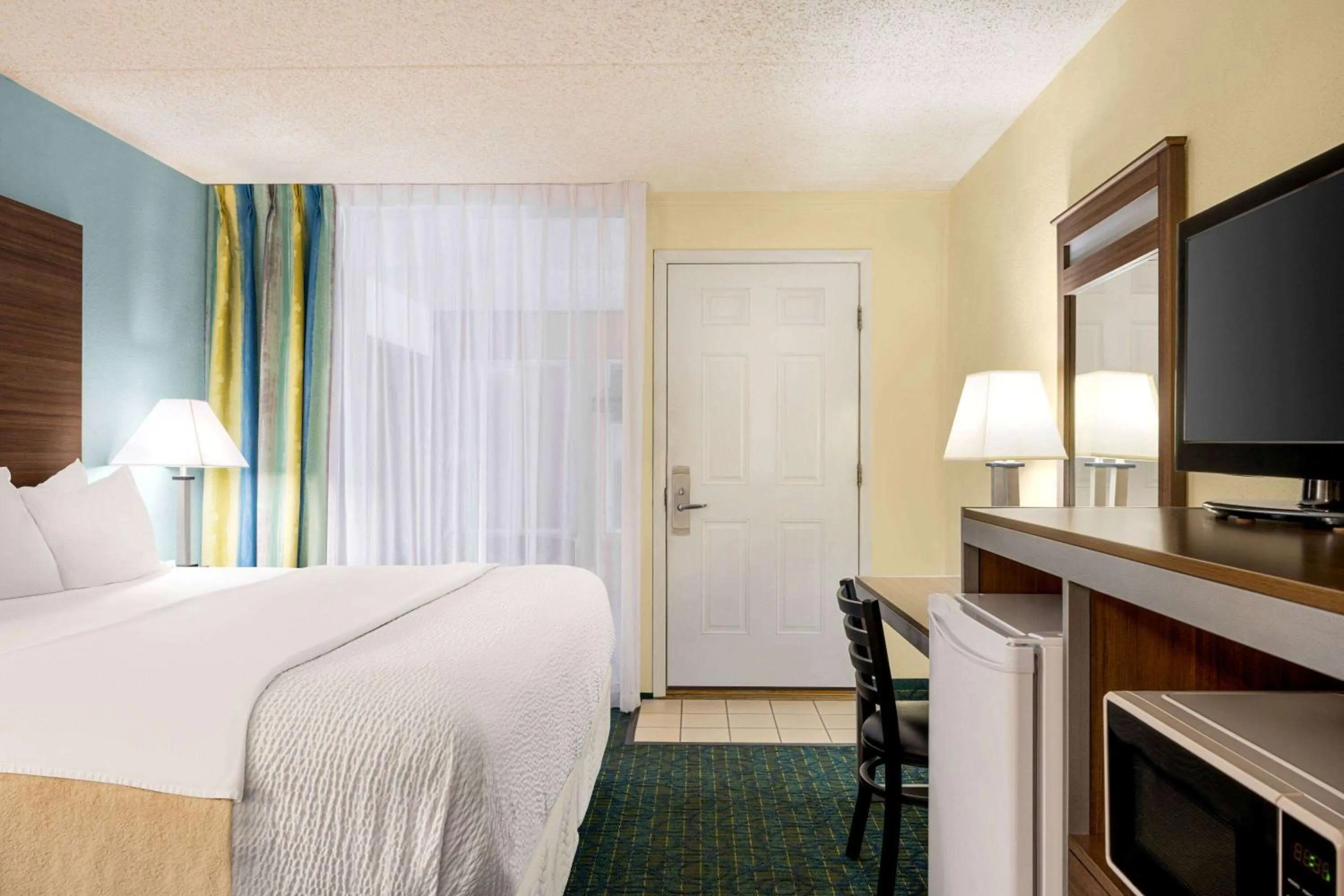 Photo of the whole room, Bed in Days Inn & Suites by Wyndham Wildwood