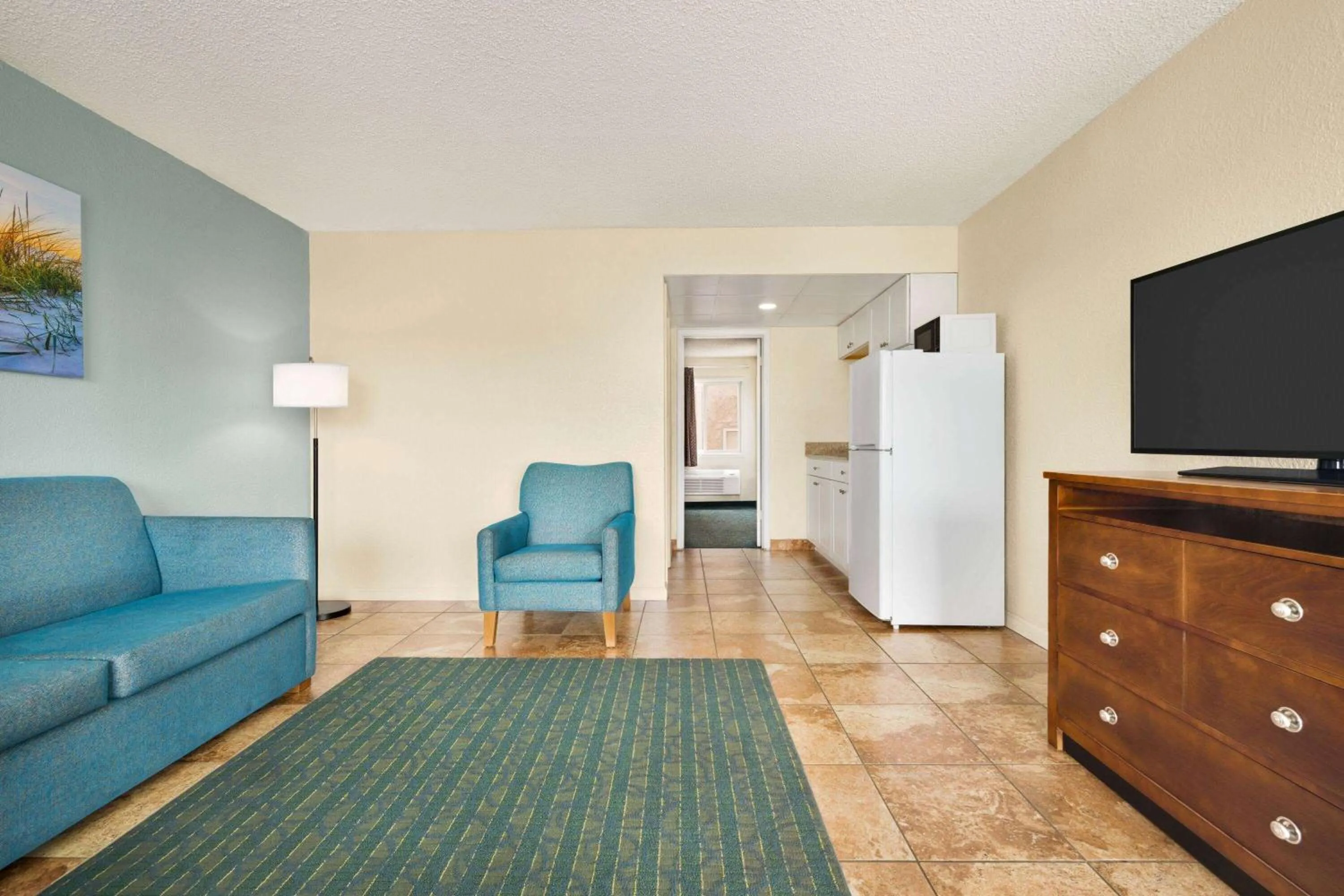 TV and multimedia, Seating Area in Days Inn & Suites by Wyndham Wildwood