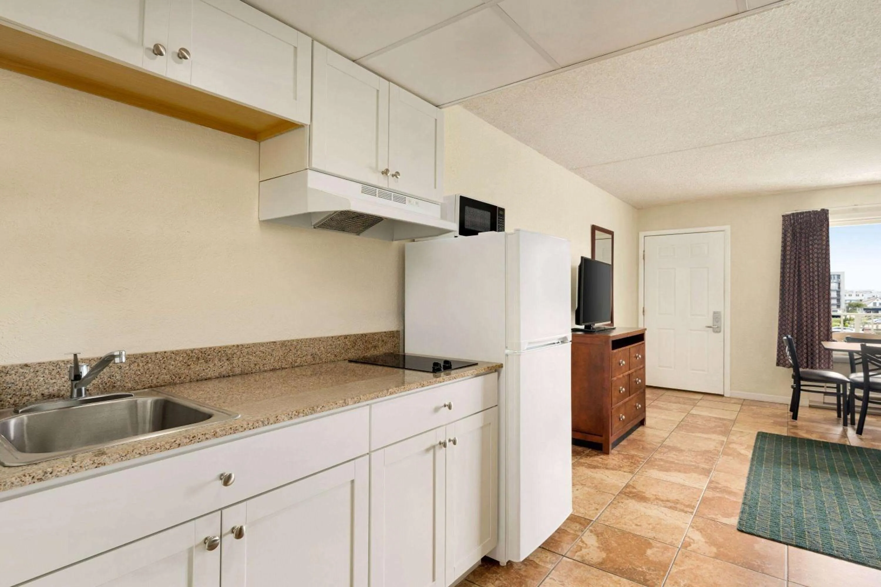 Kitchen or kitchenette, Kitchen/Kitchenette in Days Inn & Suites by Wyndham Wildwood
