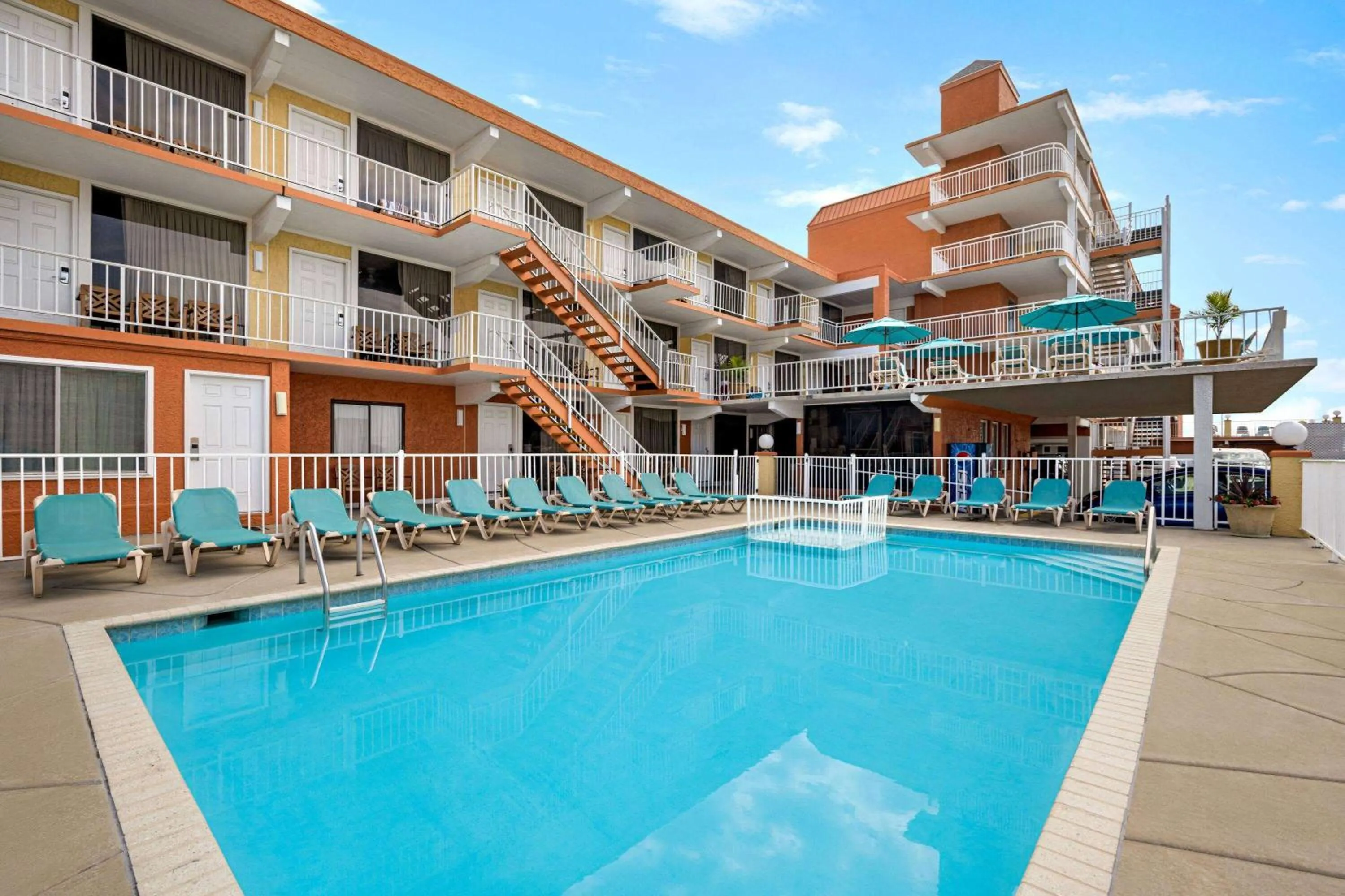 Swimming pool, Property Building in Days Inn & Suites by Wyndham Wildwood