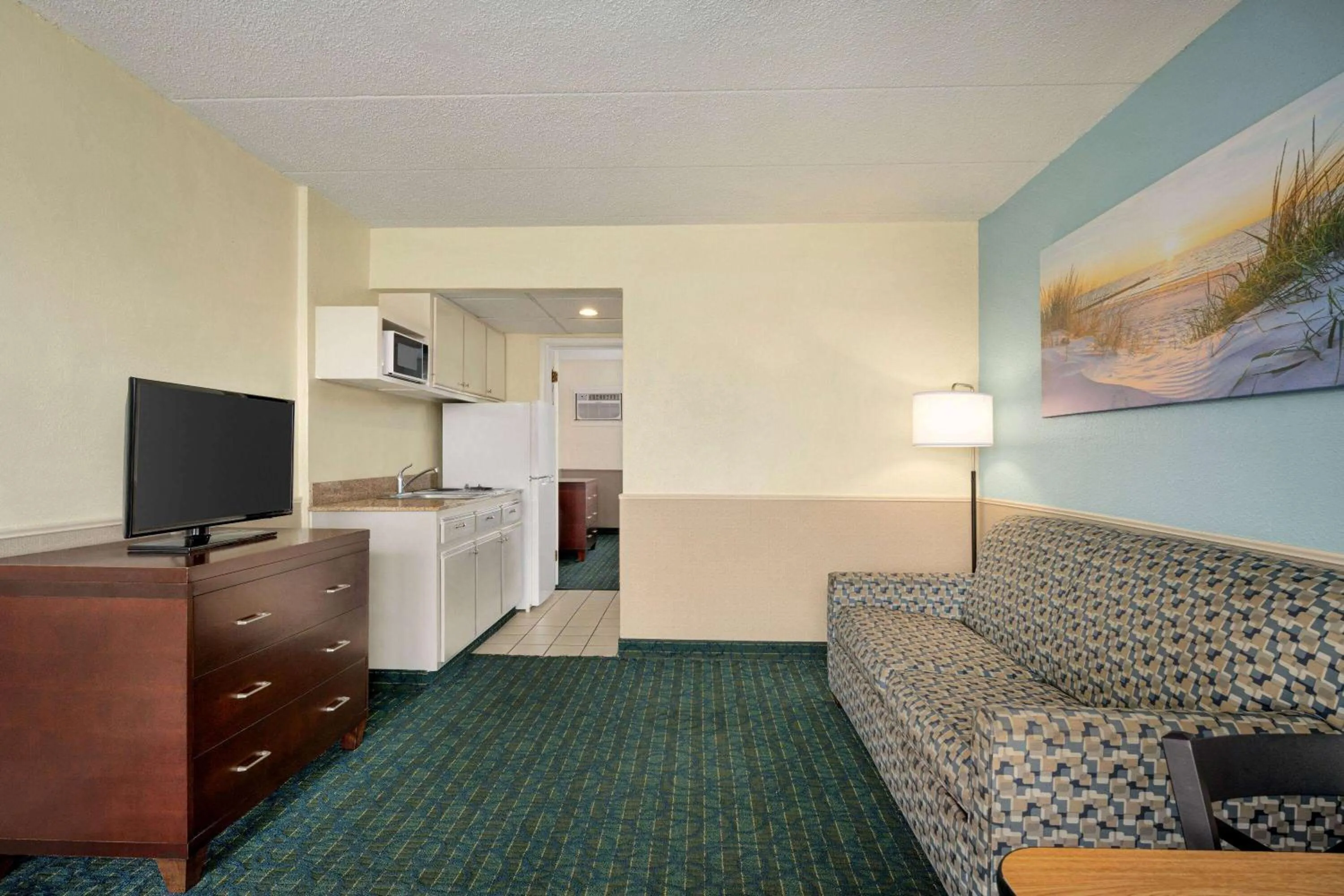 TV and multimedia, Seating Area in Days Inn & Suites by Wyndham Wildwood