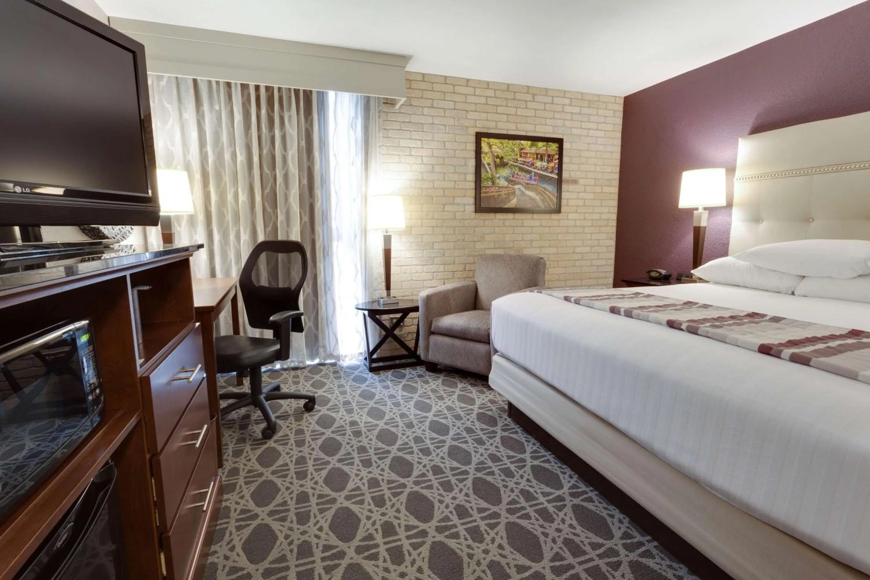 Photo of the whole room, Bed in Drury Inn & Suites San Antonio Northeast