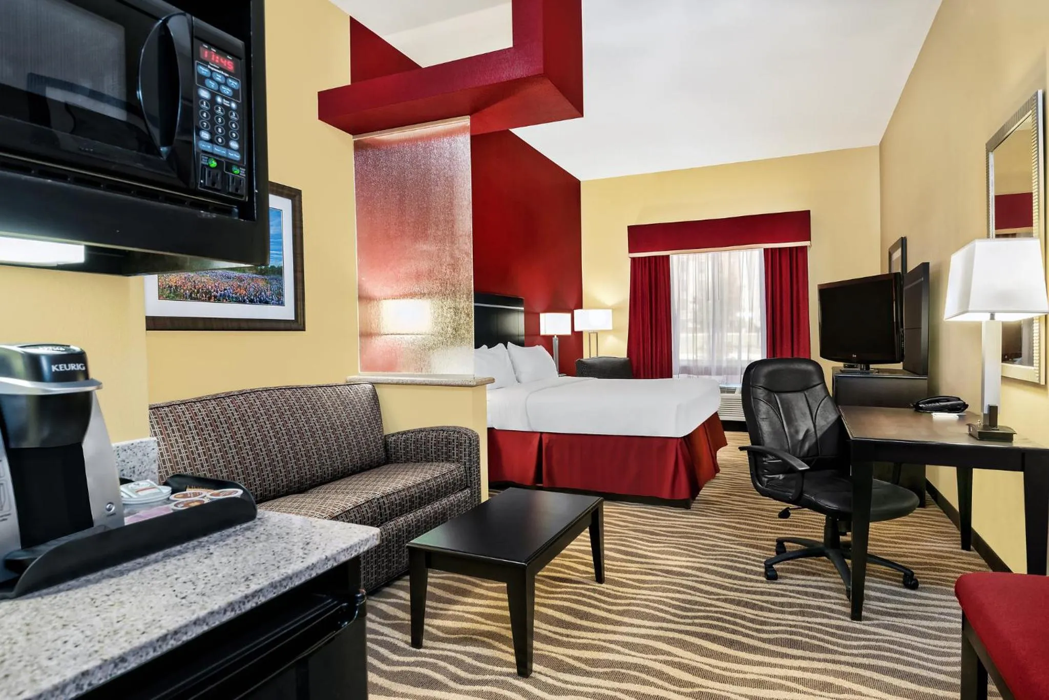 Photo of the whole room, Bed in Holiday Inn Express & Suites Cotulla by IHG